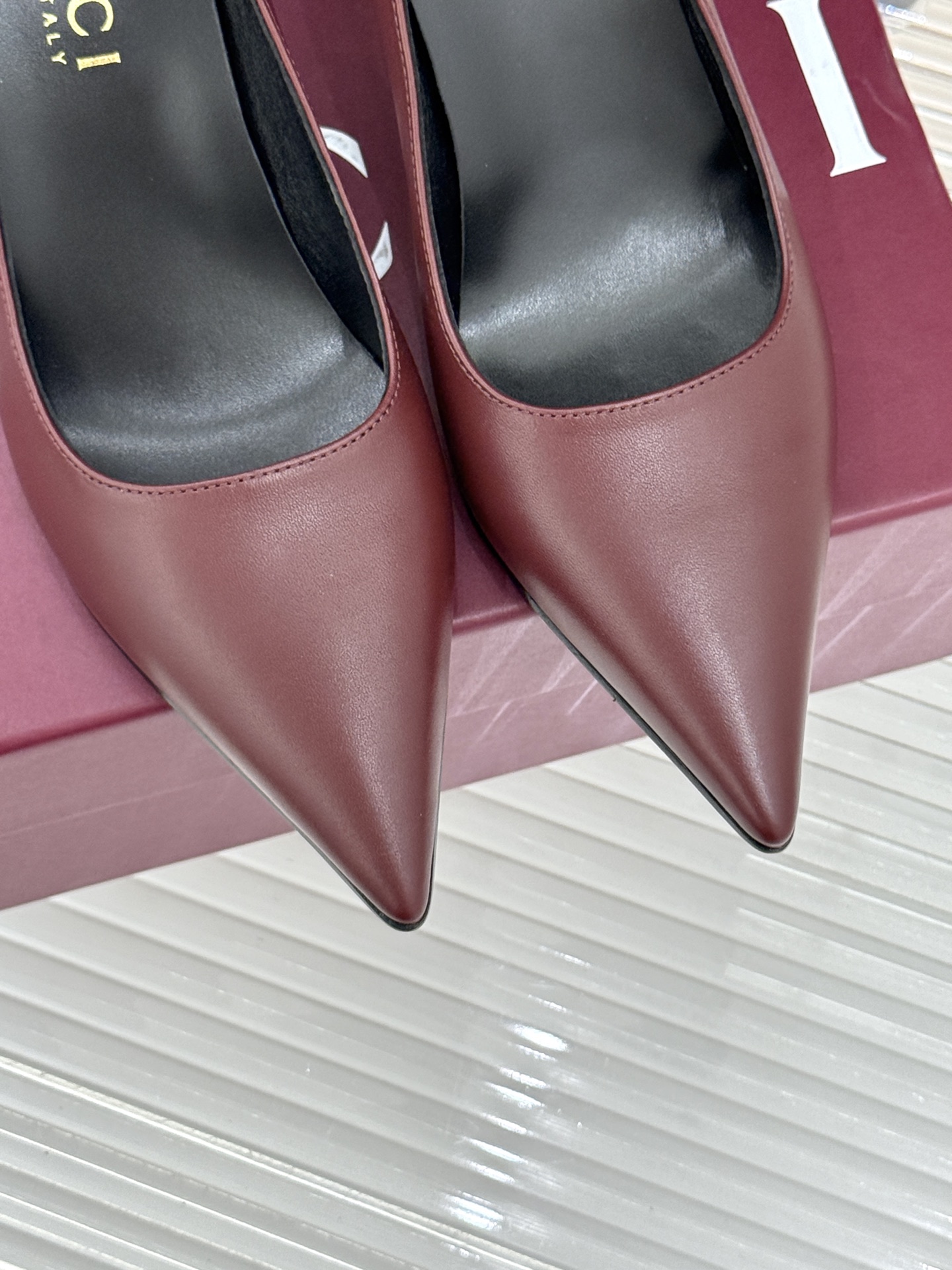 Gucci/古驰26WF新品极简尖头金属跟高跟鞋以极简主义重塑意式高级感 。利落尖头精准拉长腿部线条核心