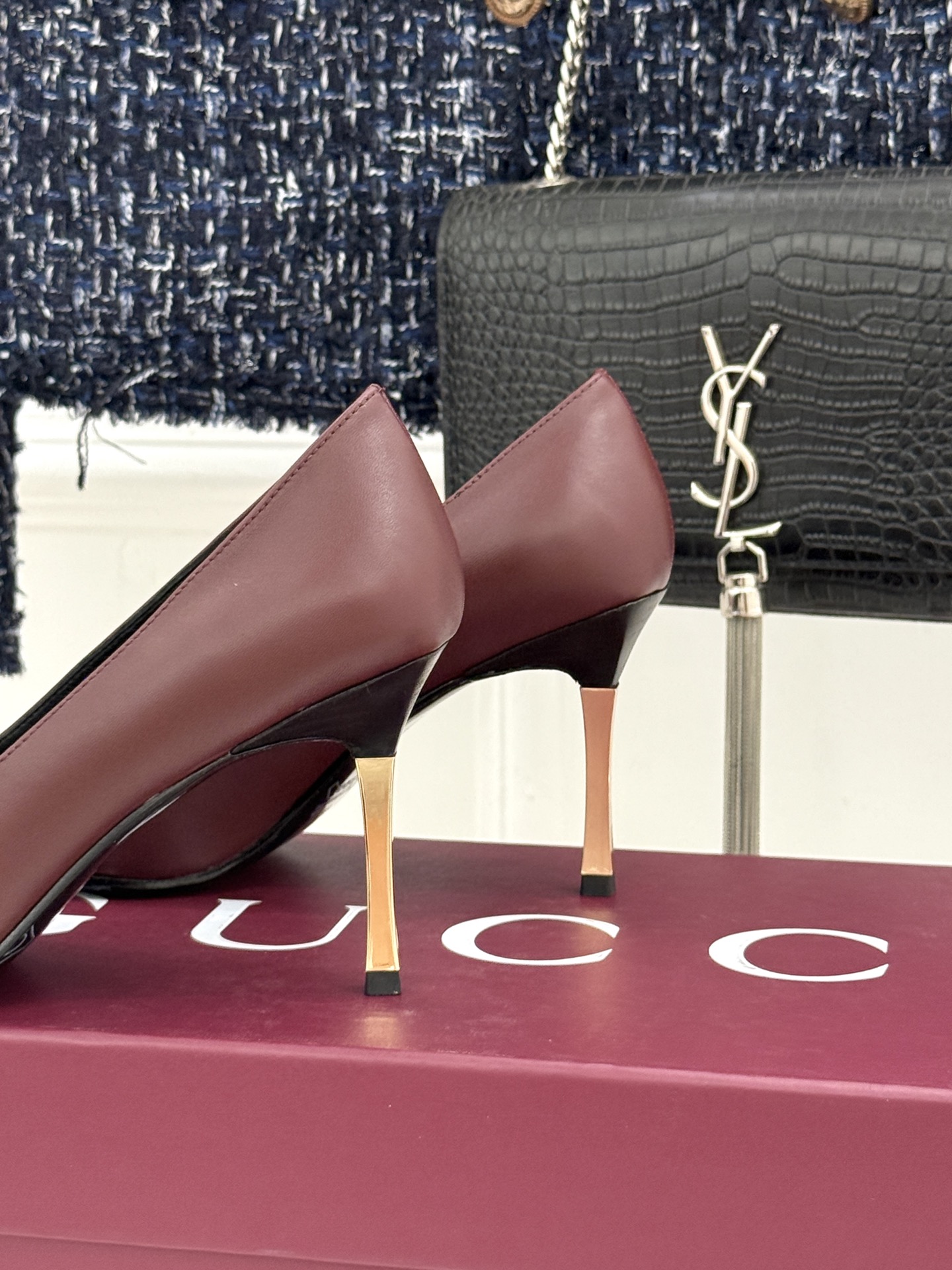 Gucci/古驰26WF新品极简尖头金属跟高跟鞋以极简主义重塑意式高级感 。利落尖头精准拉长腿部线条核心