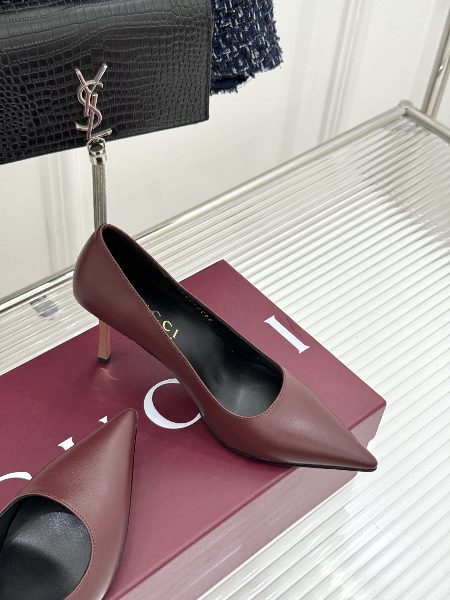 Gucci/古驰26WF新品极简尖头金属跟高跟鞋以极简主义重塑意式高级感 。利落尖头精准拉长腿部线条核心