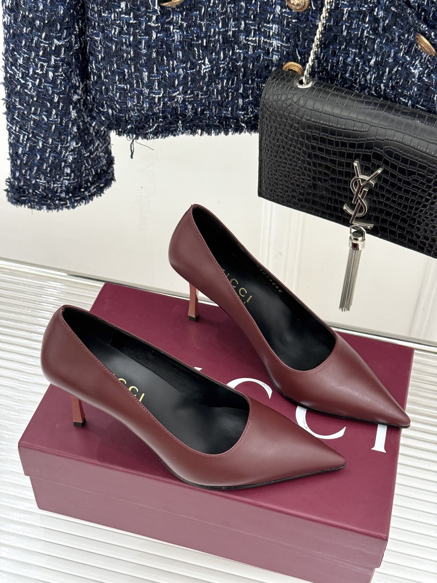 Gucci/古驰26WF新品极简尖头金属跟高跟鞋以极简主义重塑意式高级感 。利落尖头精准拉长腿部线条核心