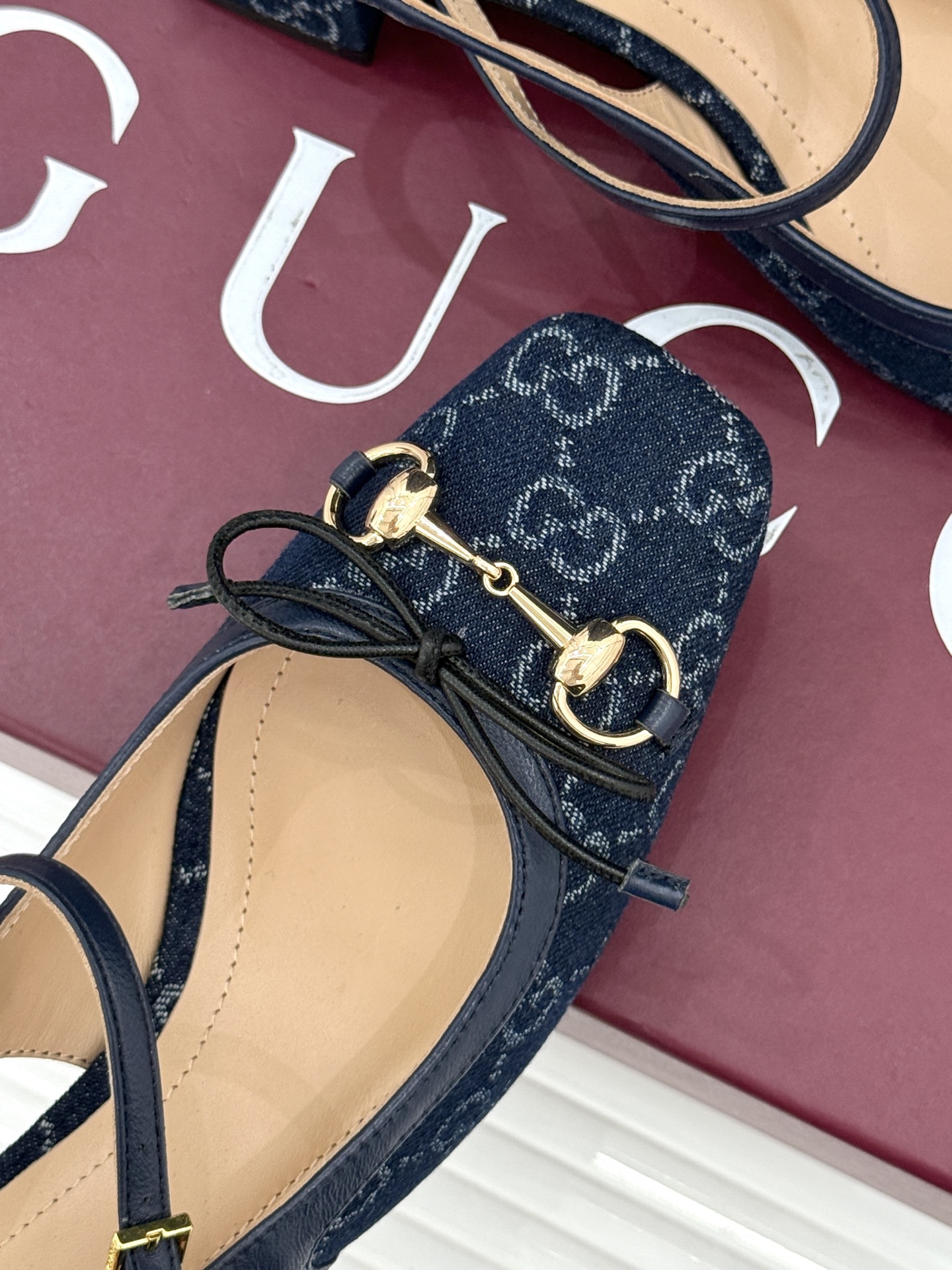 Gucci/古驰26WF新品马衔扣蝴蝶结方头芭蕾舞后空凉鞋承袭G家百年马术美学与芭蕾灵韵这款后空凉鞋以复