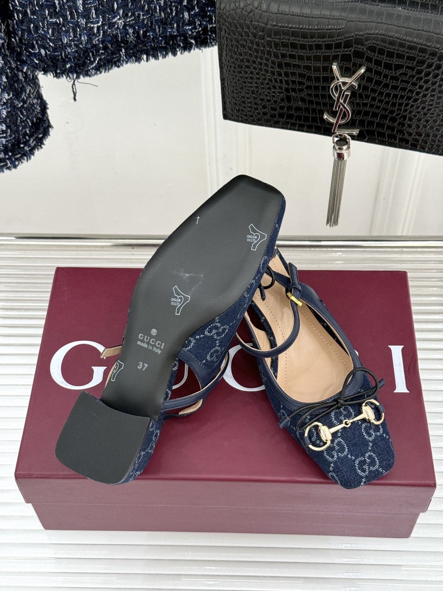 Gucci/古驰26WF新品马衔扣蝴蝶结方头芭蕾舞后空凉鞋承袭G家百年马术美学与芭蕾灵韵这款后空凉鞋以复