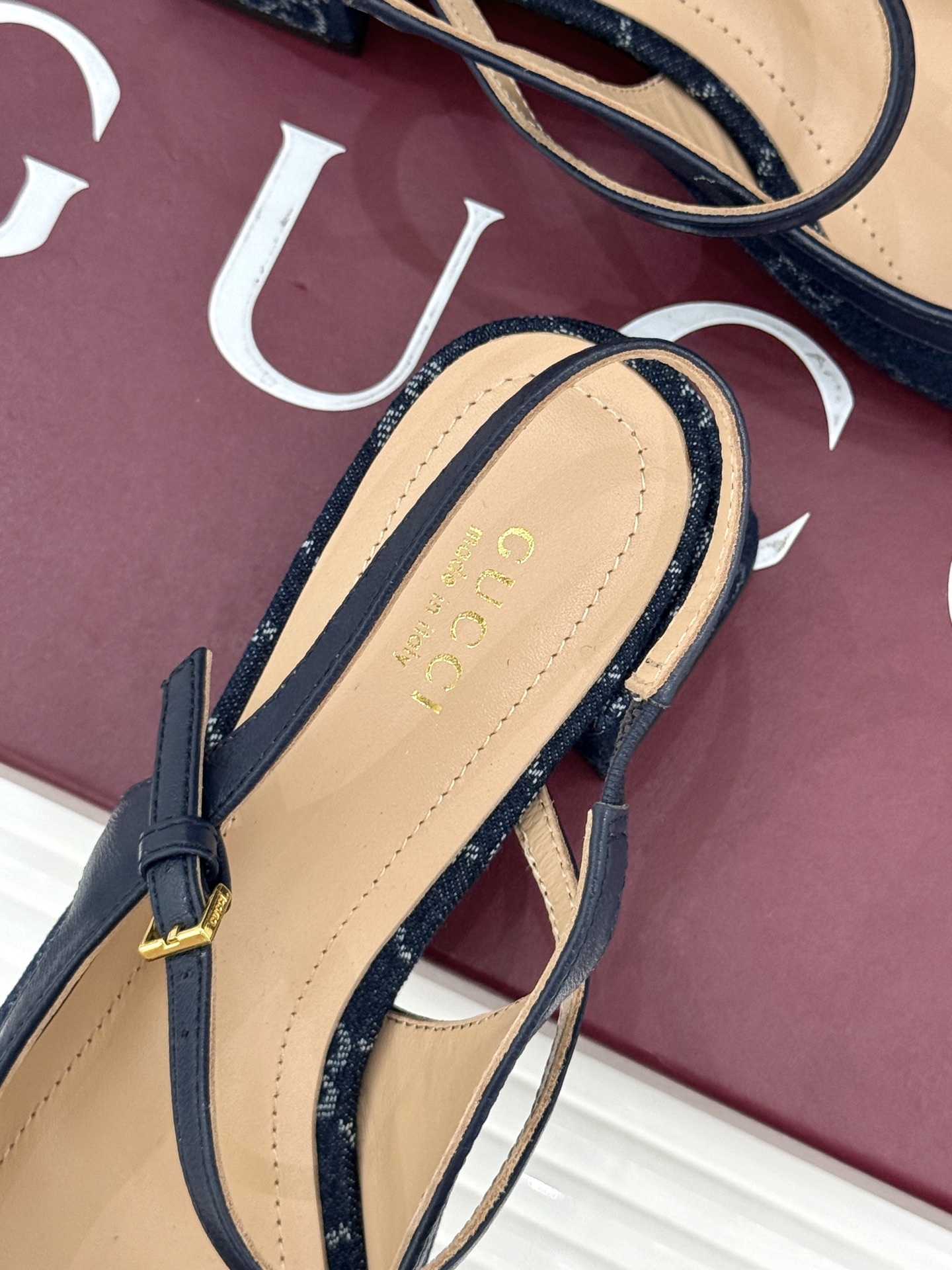 Gucci/古驰26WF新品马衔扣蝴蝶结方头芭蕾舞后空凉鞋承袭G家百年马术美学与芭蕾灵韵这款后空凉鞋以复