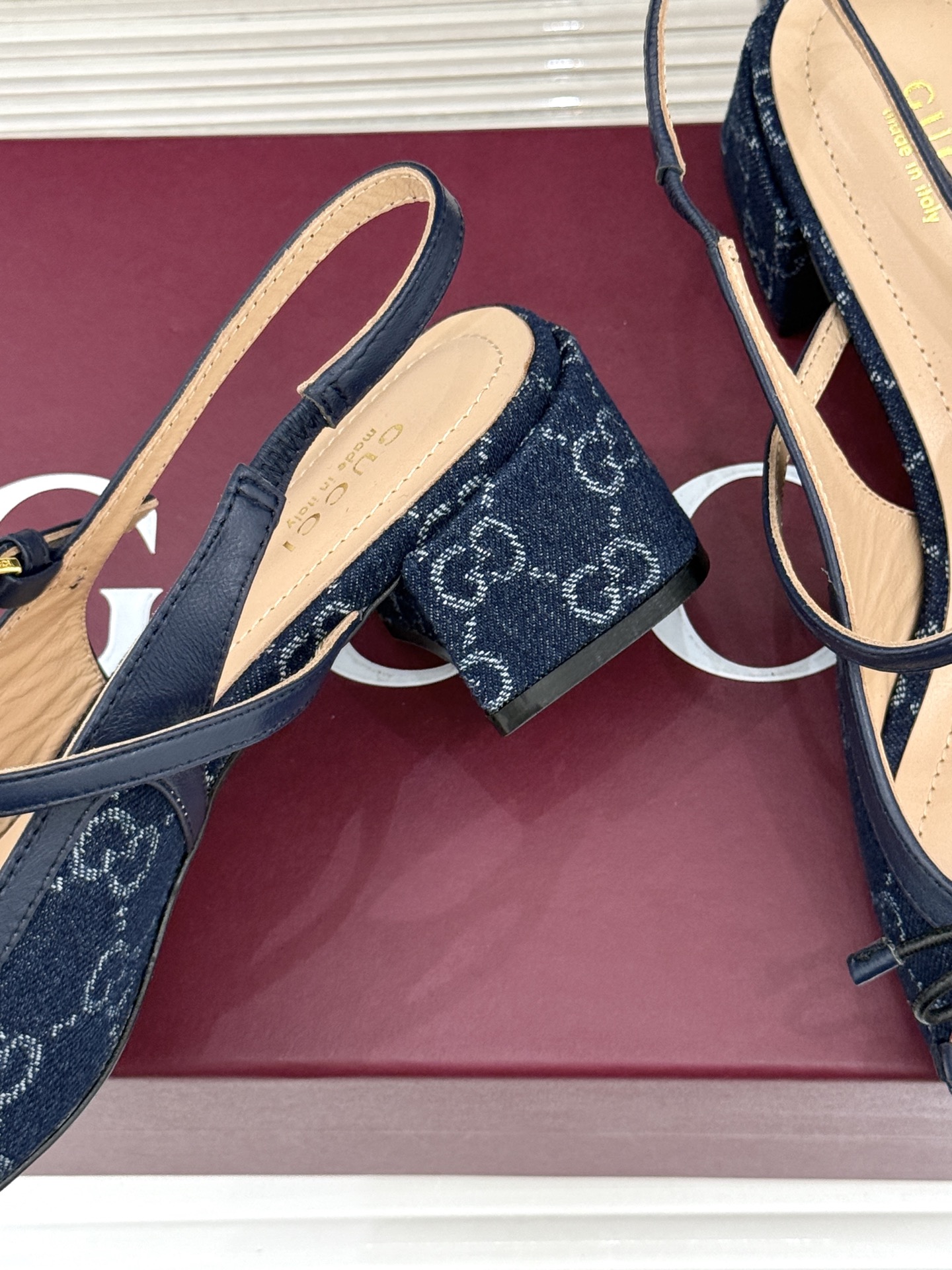 Gucci/古驰26WF新品马衔扣蝴蝶结方头芭蕾舞后空凉鞋承袭G家百年马术美学与芭蕾灵韵这款后空凉鞋以复