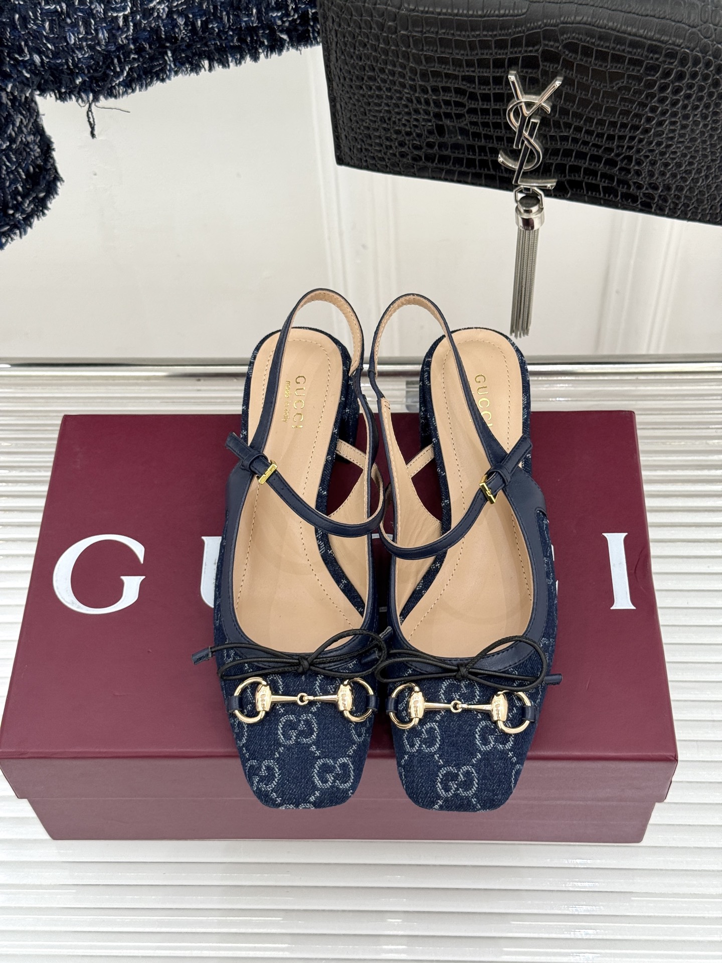 Gucci/古驰26WF新品马衔扣蝴蝶结方头芭蕾舞后空凉鞋承袭G家百年马术美学与芭蕾灵韵这款后空凉鞋以复