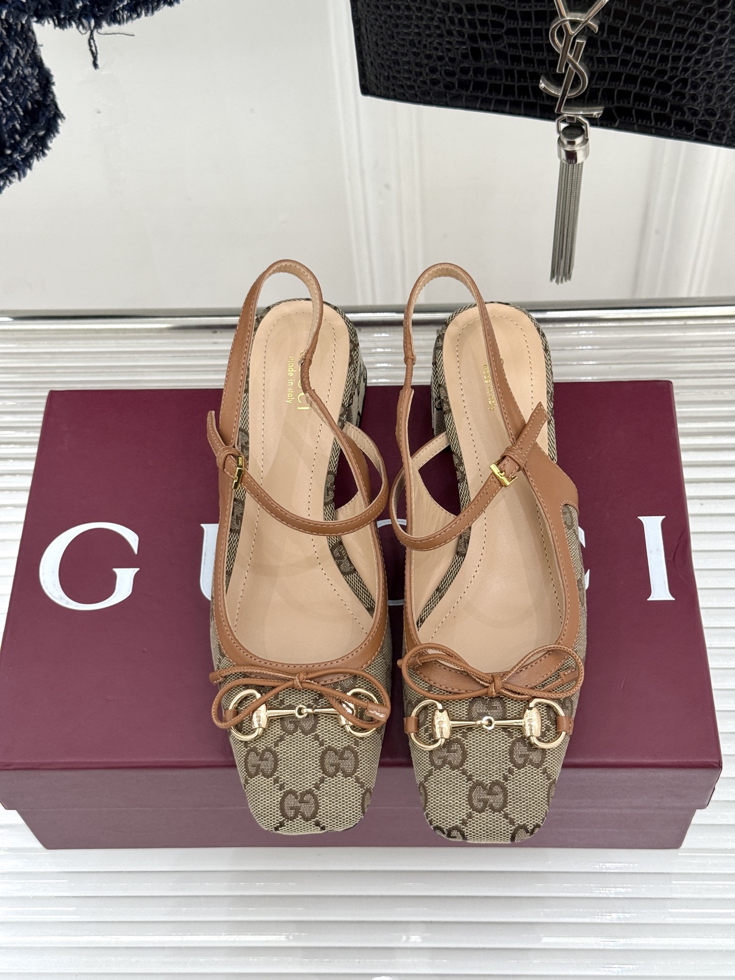 Gucci/古驰26WF新品马衔扣蝴蝶结方头芭蕾舞后空凉鞋承袭G家百年马术美学与芭蕾灵韵这款后空凉鞋以复