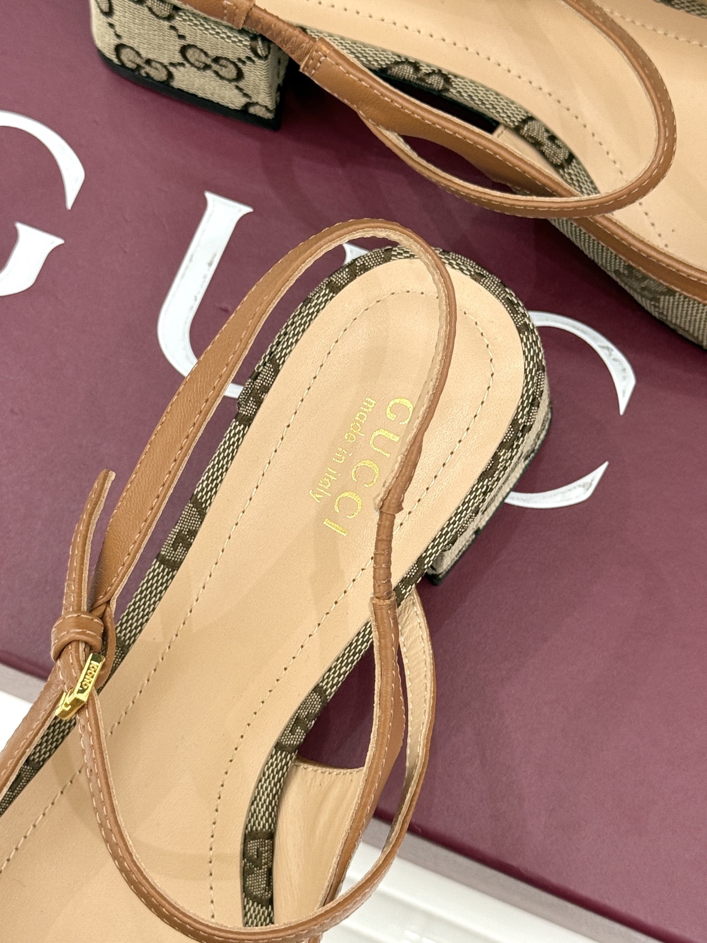 Gucci/古驰26WF新品马衔扣蝴蝶结方头芭蕾舞后空凉鞋承袭G家百年马术美学与芭蕾灵韵这款后空凉鞋以复