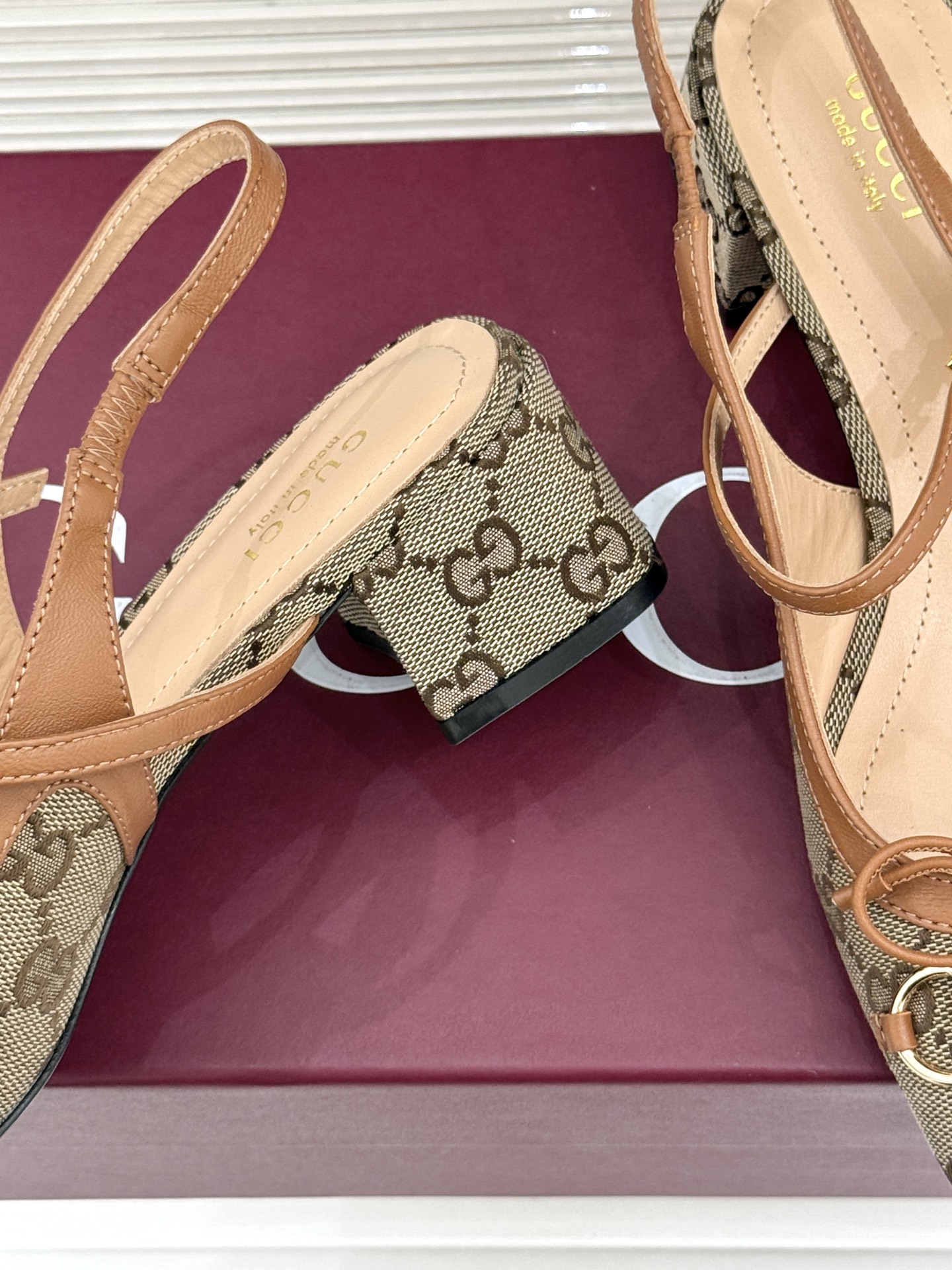 Gucci/古驰26WF新品马衔扣蝴蝶结方头芭蕾舞后空凉鞋承袭G家百年马术美学与芭蕾灵韵这款后空凉鞋以复