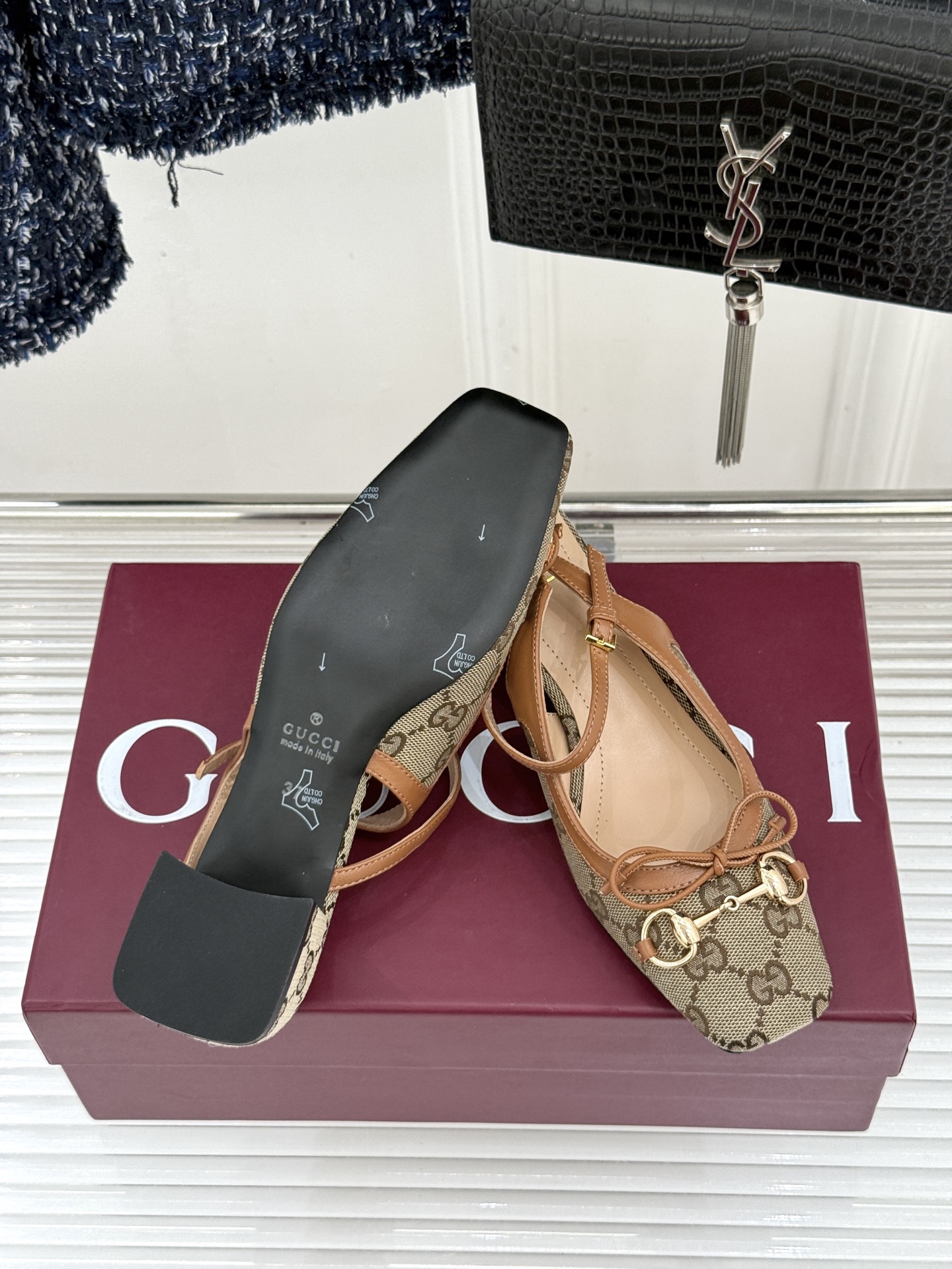 Gucci/古驰26WF新品马衔扣蝴蝶结方头芭蕾舞后空凉鞋承袭G家百年马术美学与芭蕾灵韵这款后空凉鞋以复