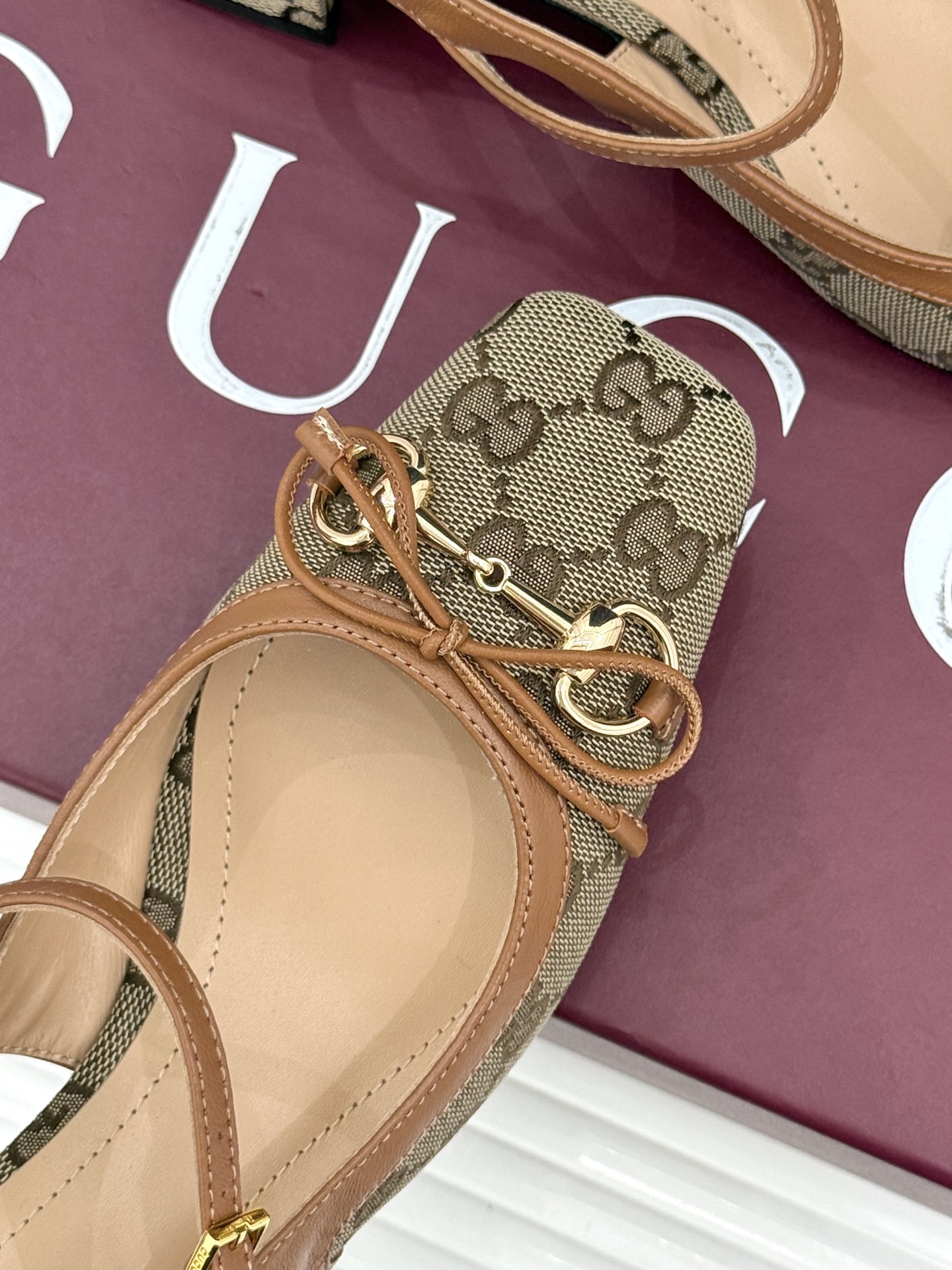 Gucci/古驰26WF新品马衔扣蝴蝶结方头芭蕾舞后空凉鞋承袭G家百年马术美学与芭蕾灵韵这款后空凉鞋以复