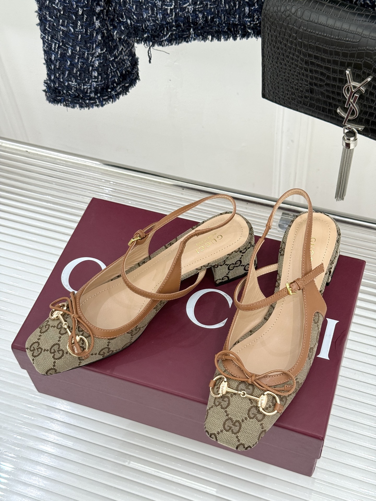 Gucci/古驰26WF新品马衔扣蝴蝶结方头芭蕾舞后空凉鞋承袭G家百年马术美学与芭蕾灵韵这款后空凉鞋以复