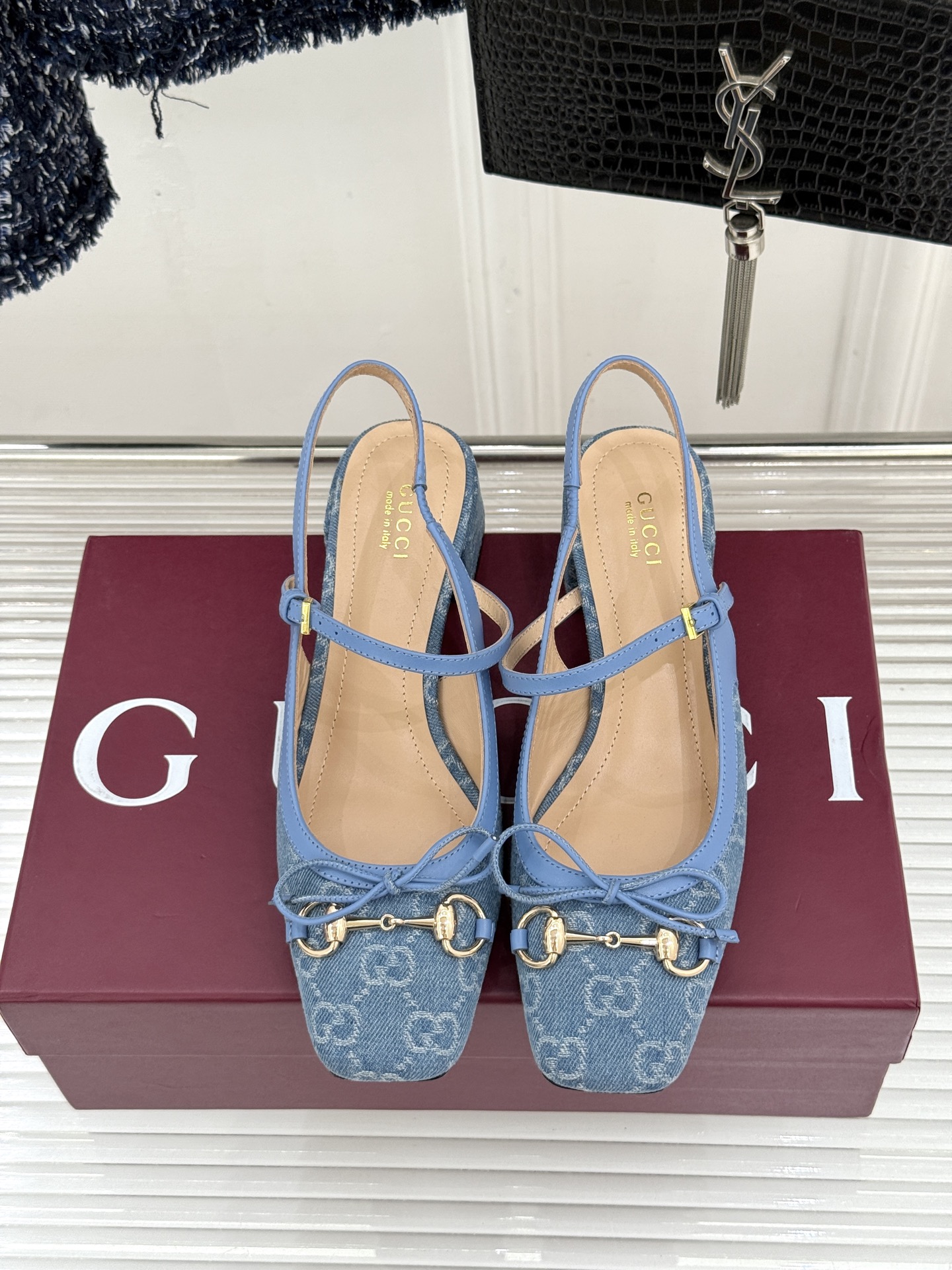 Gucci/古驰26WF新品马衔扣蝴蝶结方头芭蕾舞后空凉鞋承袭G家百年马术美学与芭蕾灵韵这款后空凉鞋以复