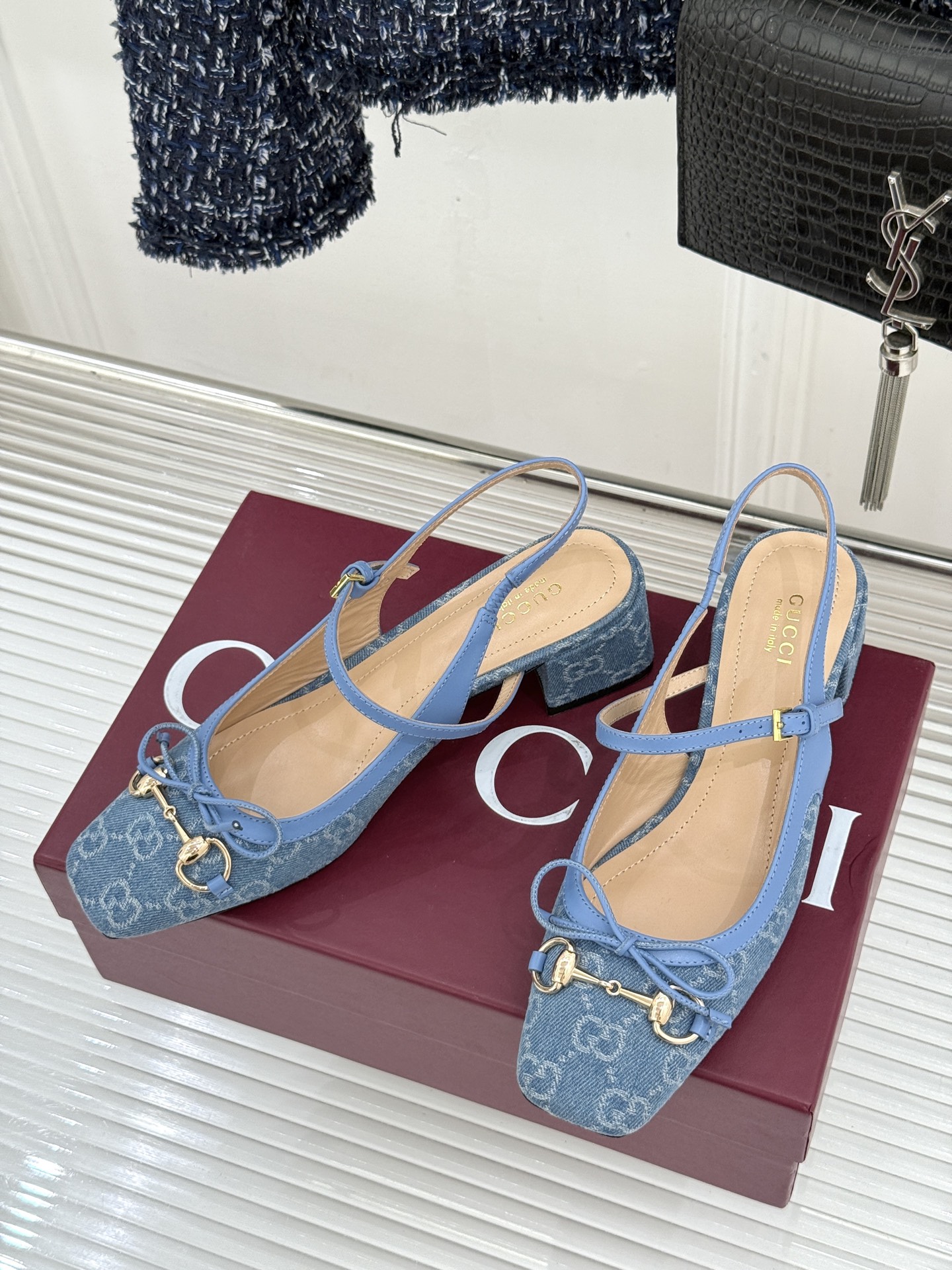 Gucci/古驰26WF新品马衔扣蝴蝶结方头芭蕾舞后空凉鞋承袭G家百年马术美学与芭蕾灵韵这款后空凉鞋以复