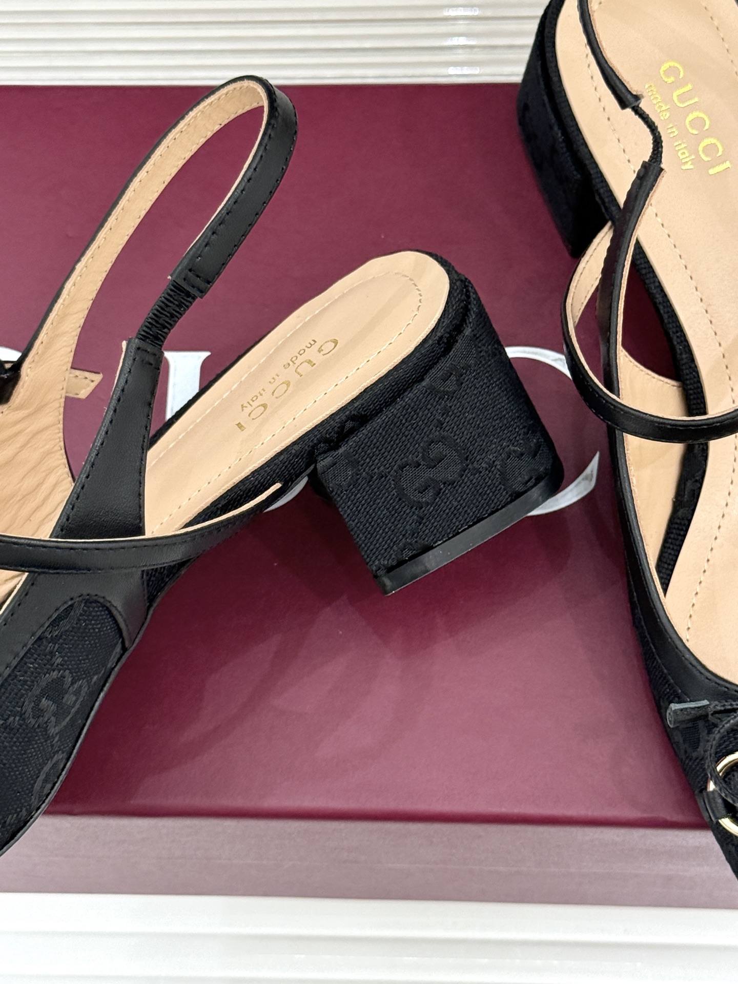 Gucci/古驰26WF新品马衔扣蝴蝶结方头芭蕾舞后空凉鞋承袭G家百年马术美学与芭蕾灵韵这款后空凉鞋以复