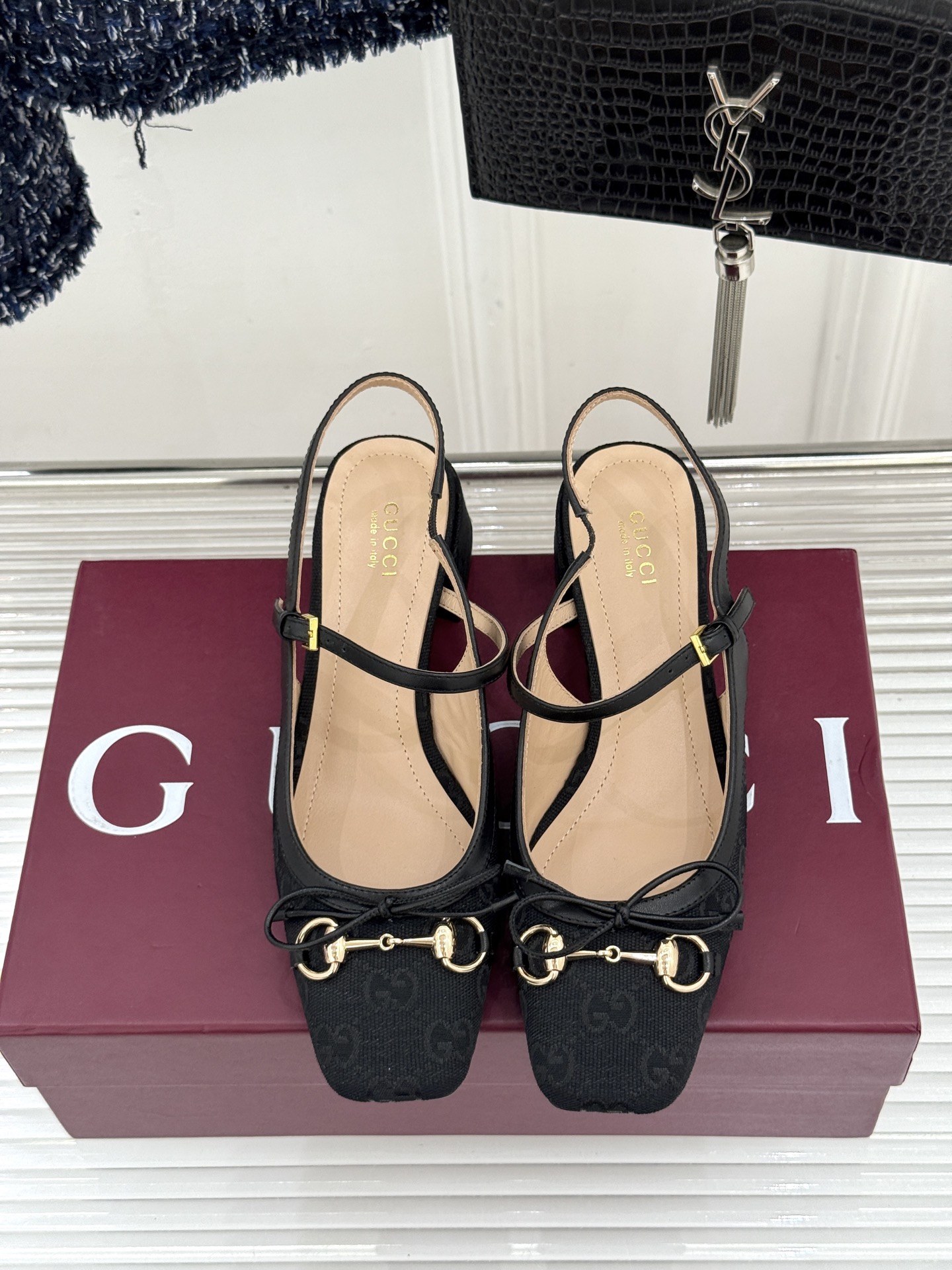 Gucci/古驰26WF新品马衔扣蝴蝶结方头芭蕾舞后空凉鞋承袭G家百年马术美学与芭蕾灵韵这款后空凉鞋以复