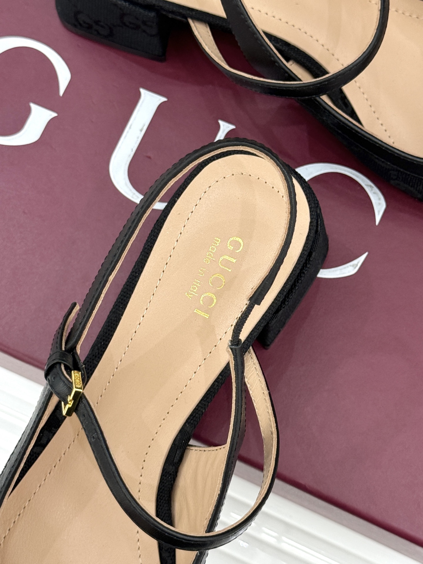 Gucci/古驰26WF新品马衔扣蝴蝶结方头芭蕾舞后空凉鞋承袭G家百年马术美学与芭蕾灵韵这款后空凉鞋以复