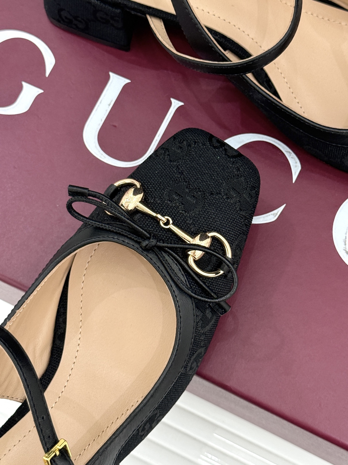 Gucci/古驰26WF新品马衔扣蝴蝶结方头芭蕾舞后空凉鞋承袭G家百年马术美学与芭蕾灵韵这款后空凉鞋以复