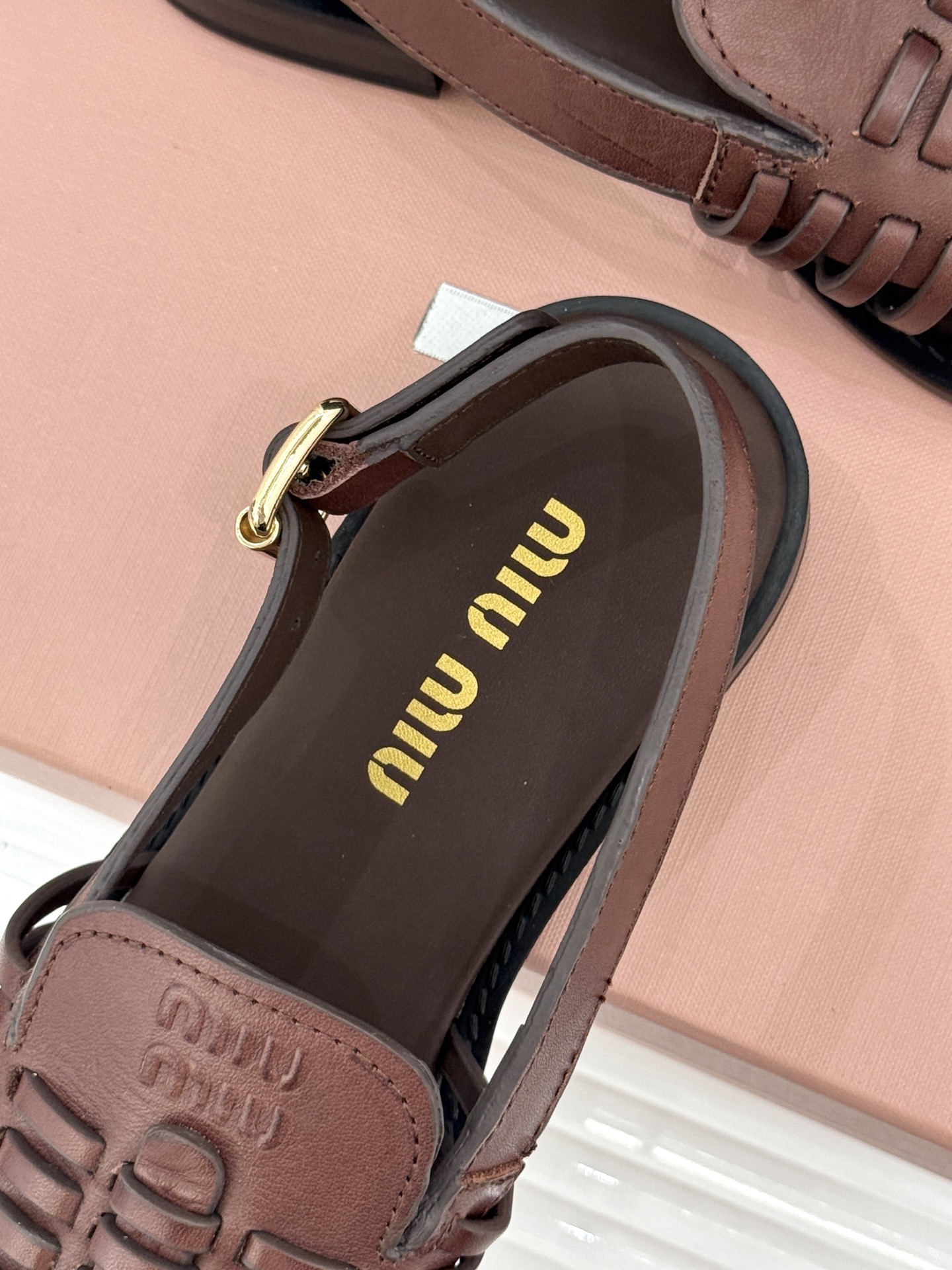 Miu Miu/缪缪26WF新品字母编织镂空罗马凉鞋以复古罗马凉鞋为基底注入标志性少女巧思。细腻编织带错