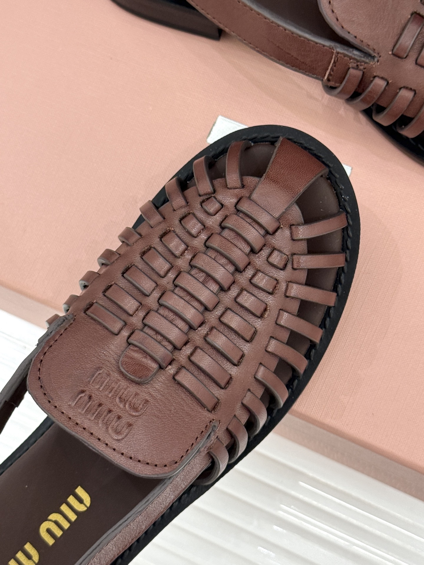 Miu Miu/缪缪26WF新品字母编织镂空罗马凉鞋以复古罗马凉鞋为基底注入标志性少女巧思。细腻编织带错