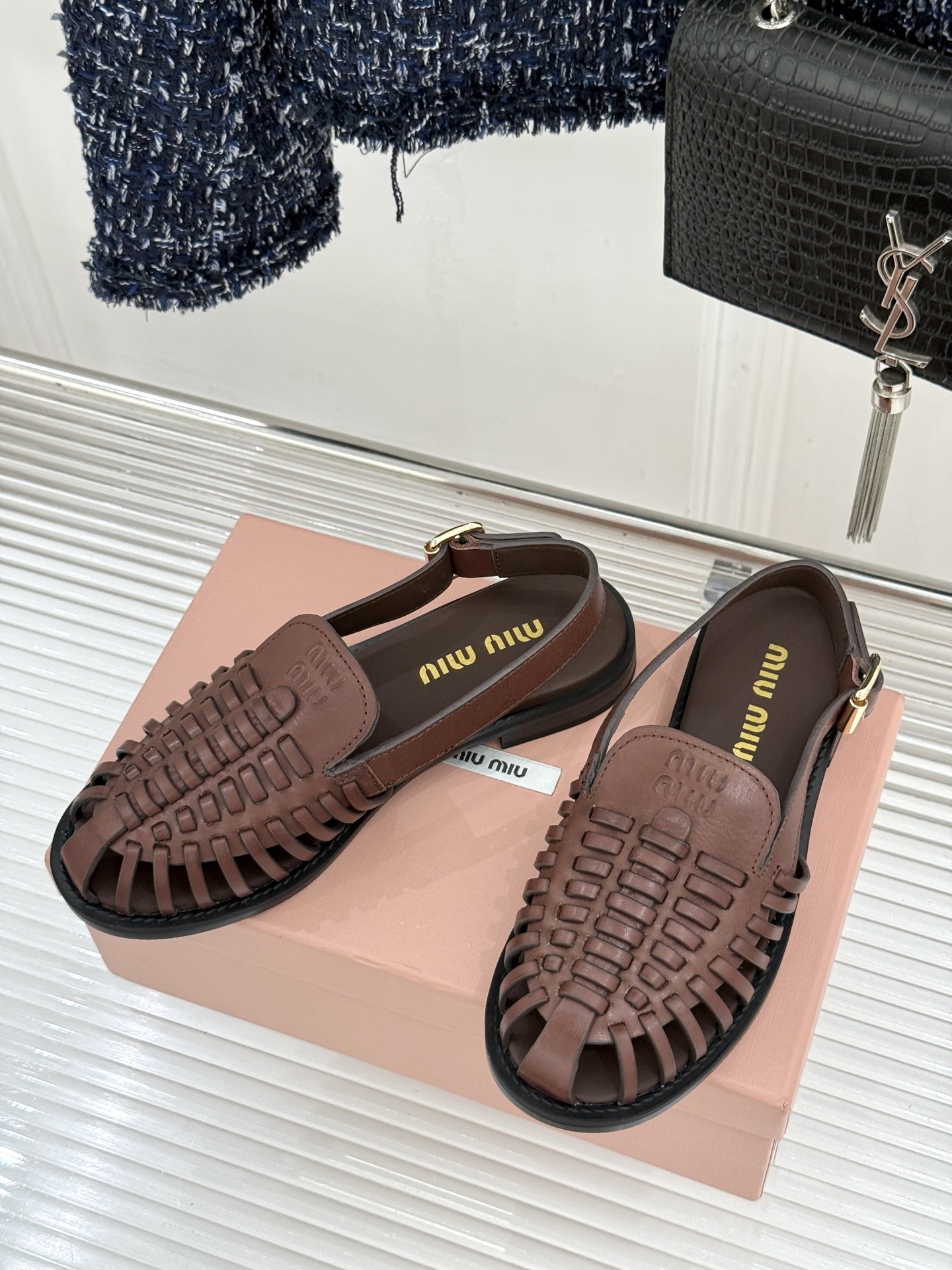 Miu Miu/缪缪26WF新品字母编织镂空罗马凉鞋以复古罗马凉鞋为基底注入标志性少女巧思。细腻编织带错