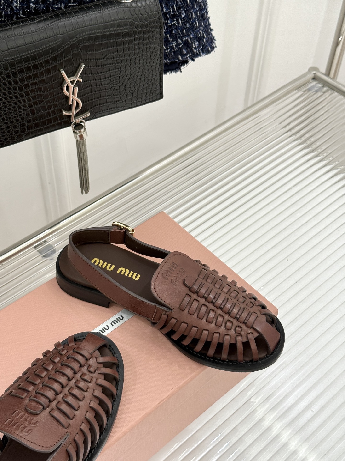 Miu Miu/缪缪26WF新品字母编织镂空罗马凉鞋以复古罗马凉鞋为基底注入标志性少女巧思。细腻编织带错