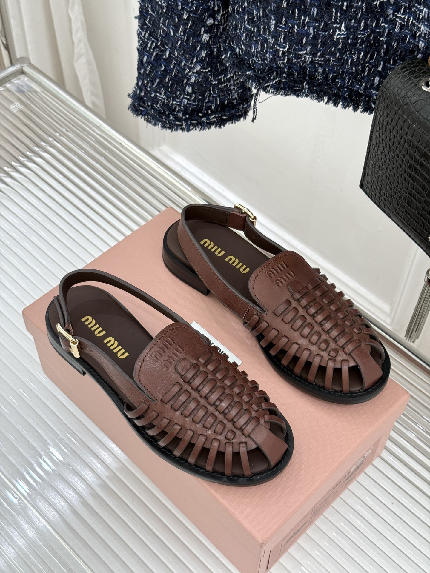 Miu Miu/缪缪26WF新品字母编织镂空罗马凉鞋以复古罗马凉鞋为基底注入标志性少女巧思。细腻编织带错