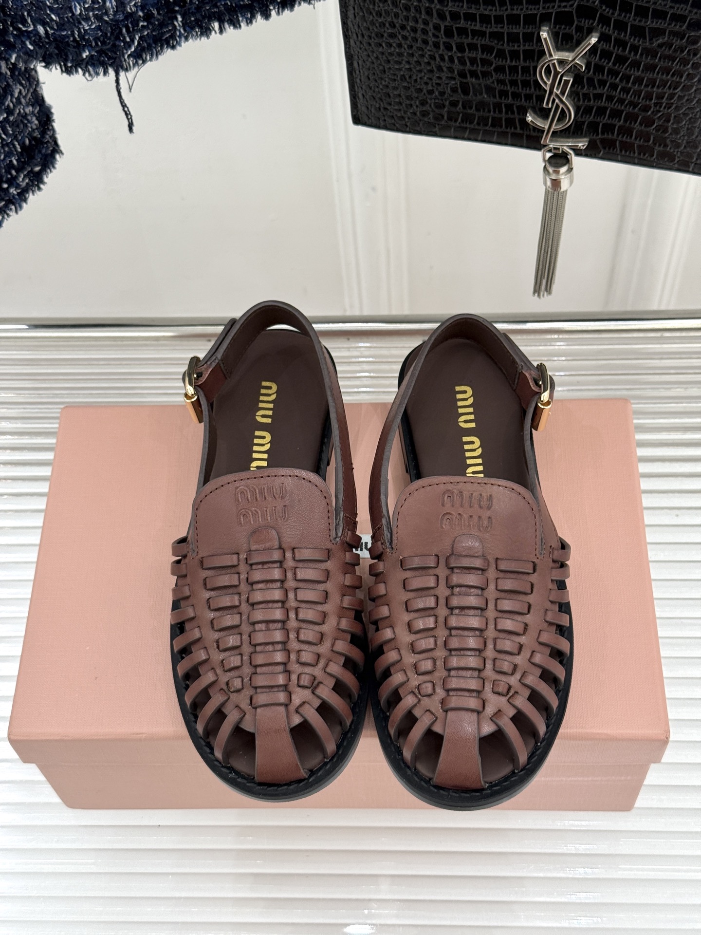 Miu Miu/缪缪26WF新品字母编织镂空罗马凉鞋以复古罗马凉鞋为基底注入标志性少女巧思。细腻编织带错