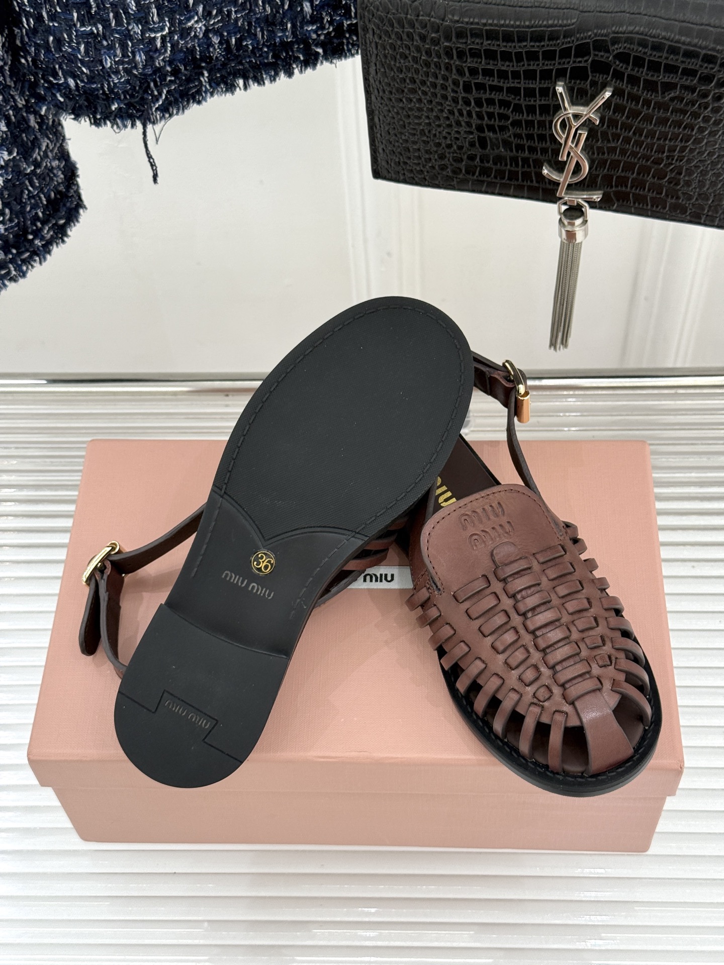 Miu Miu/缪缪26WF新品字母编织镂空罗马凉鞋以复古罗马凉鞋为基底注入标志性少女巧思。细腻编织带错