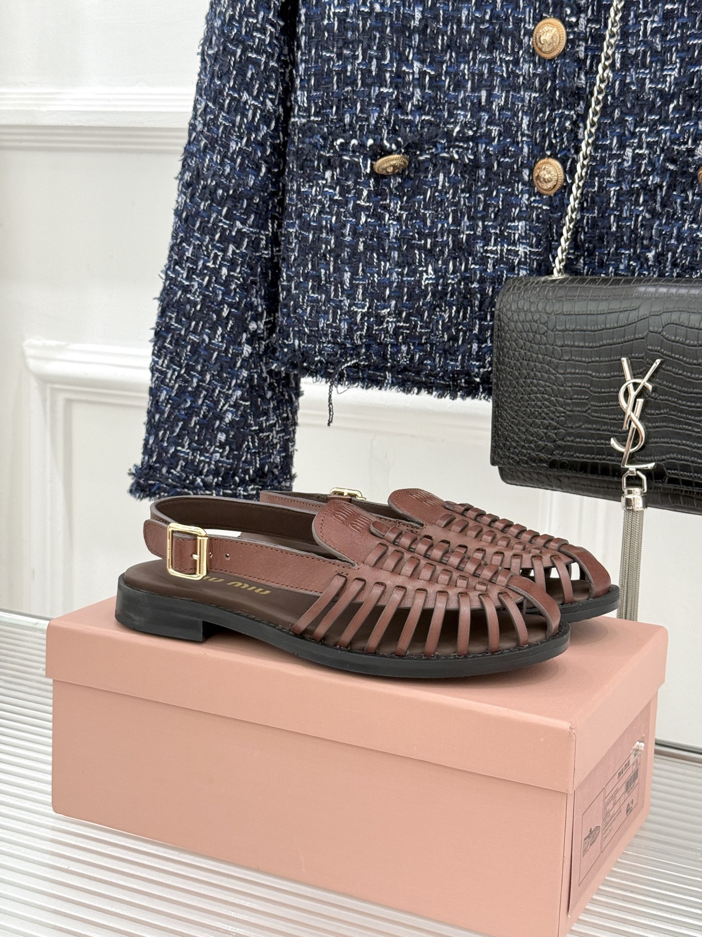 Miu Miu/缪缪26WF新品字母编织镂空罗马凉鞋以复古罗马凉鞋为基底注入标志性少女巧思。细腻编织带错