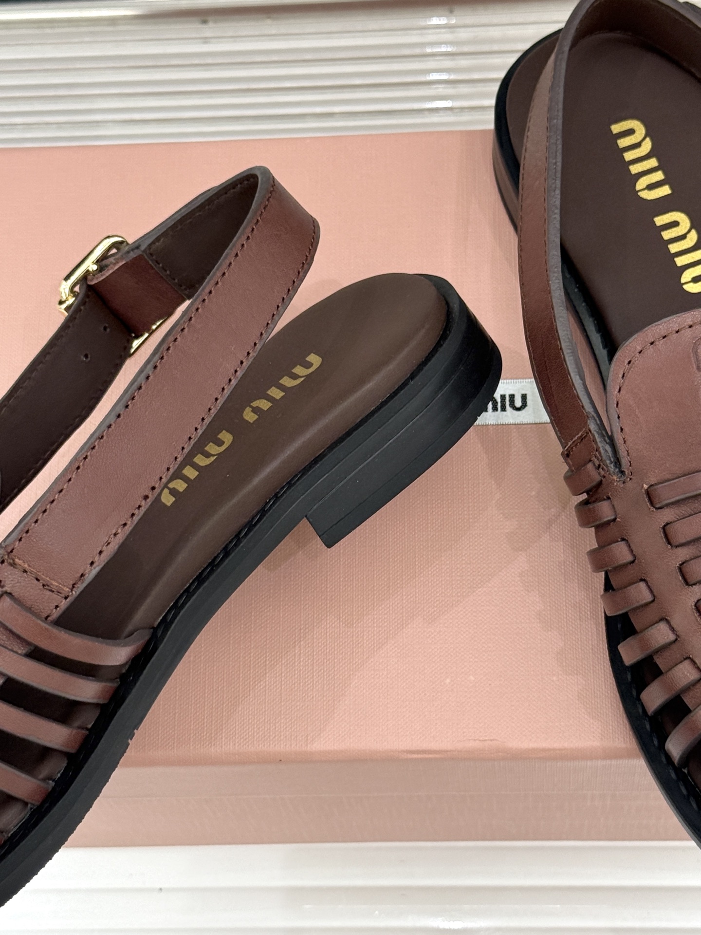 Miu Miu/缪缪26WF新品字母编织镂空罗马凉鞋以复古罗马凉鞋为基底注入标志性少女巧思。细腻编织带错