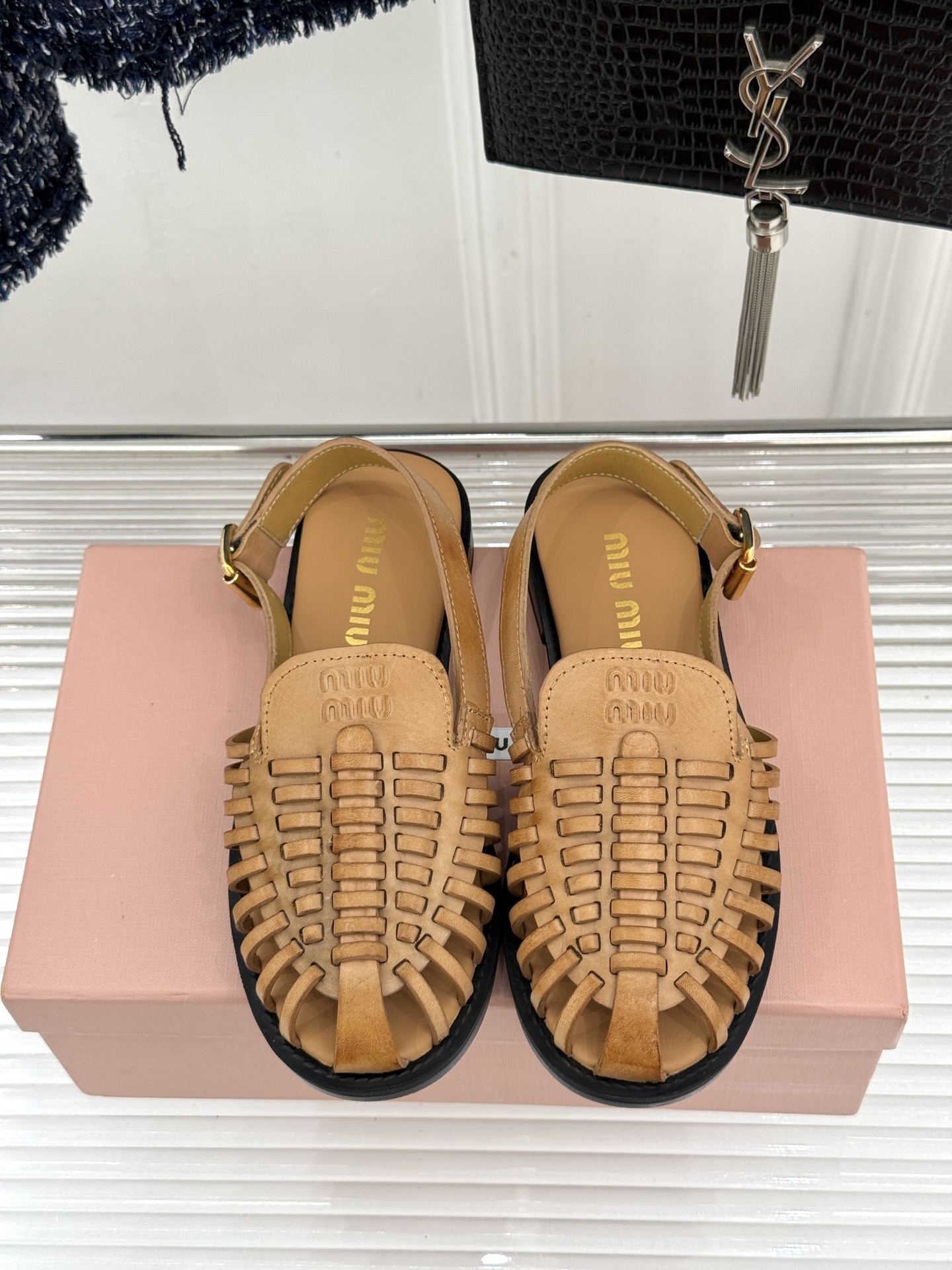 Miu Miu/缪缪26WF新品字母编织镂空罗马凉鞋以复古罗马凉鞋为基底注入标志性少女巧思。细腻编织带错