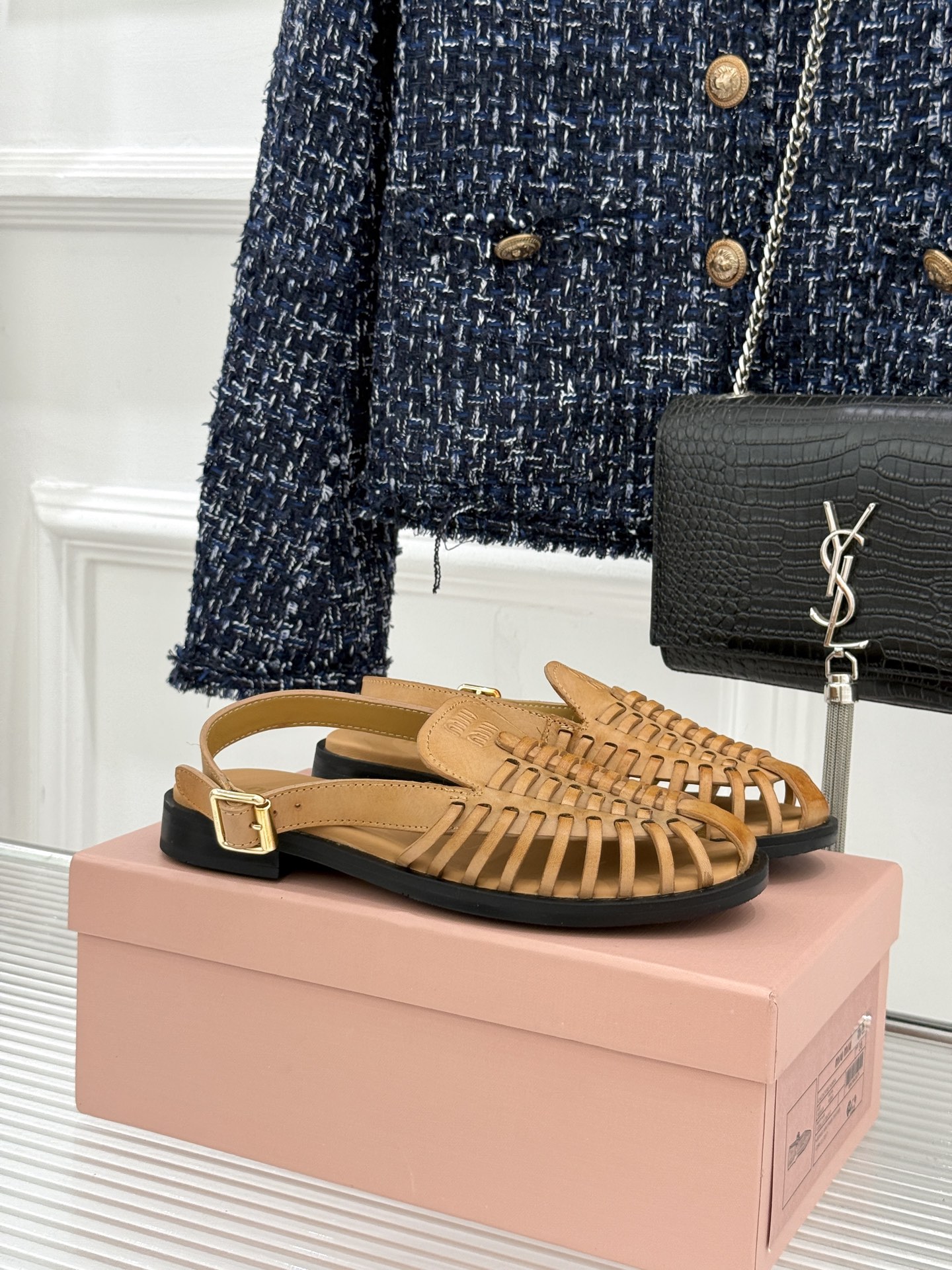 Miu Miu/缪缪26WF新品字母编织镂空罗马凉鞋以复古罗马凉鞋为基底注入标志性少女巧思。细腻编织带错