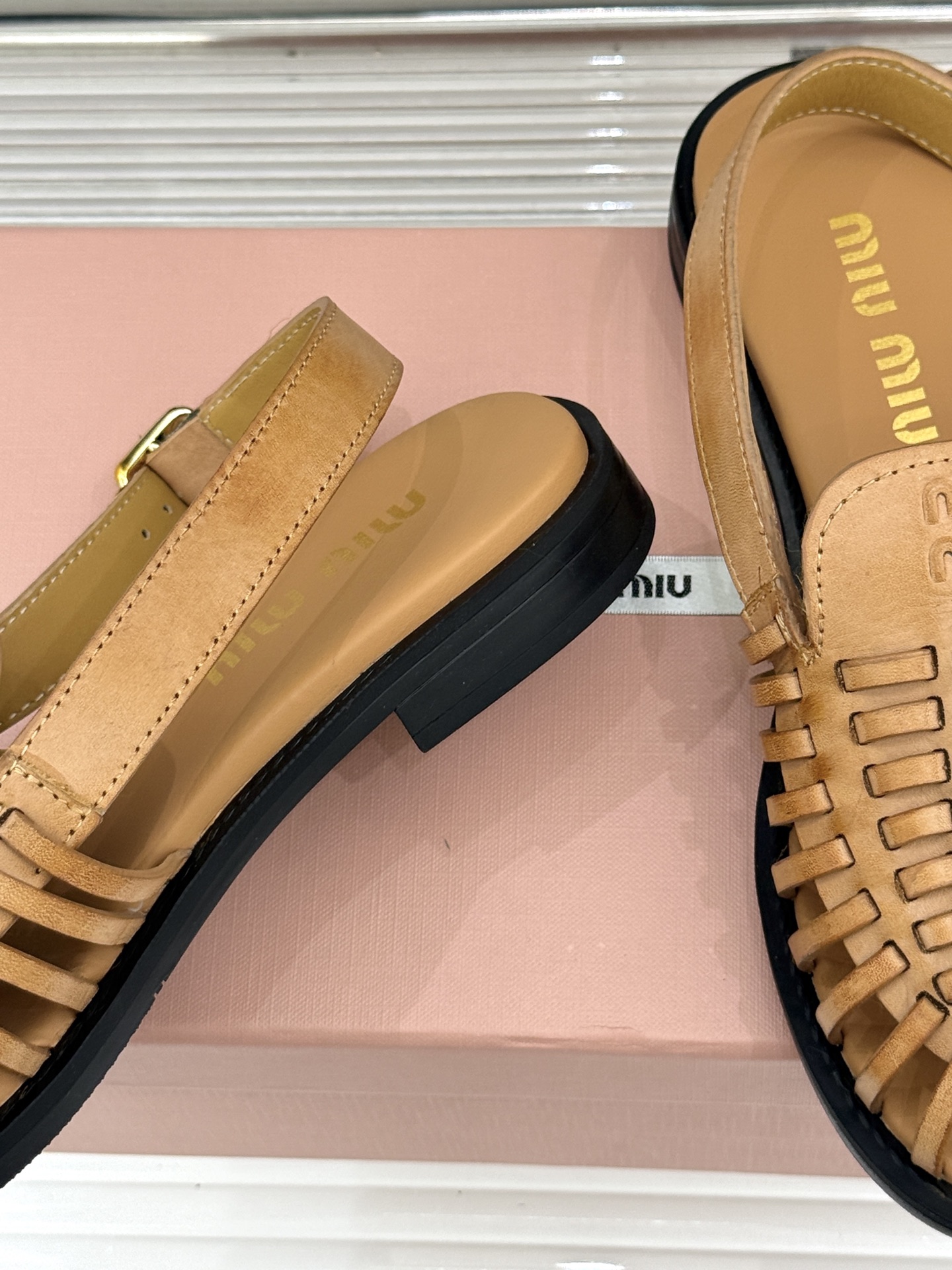 Miu Miu/缪缪26WF新品字母编织镂空罗马凉鞋以复古罗马凉鞋为基底注入标志性少女巧思。细腻编织带错