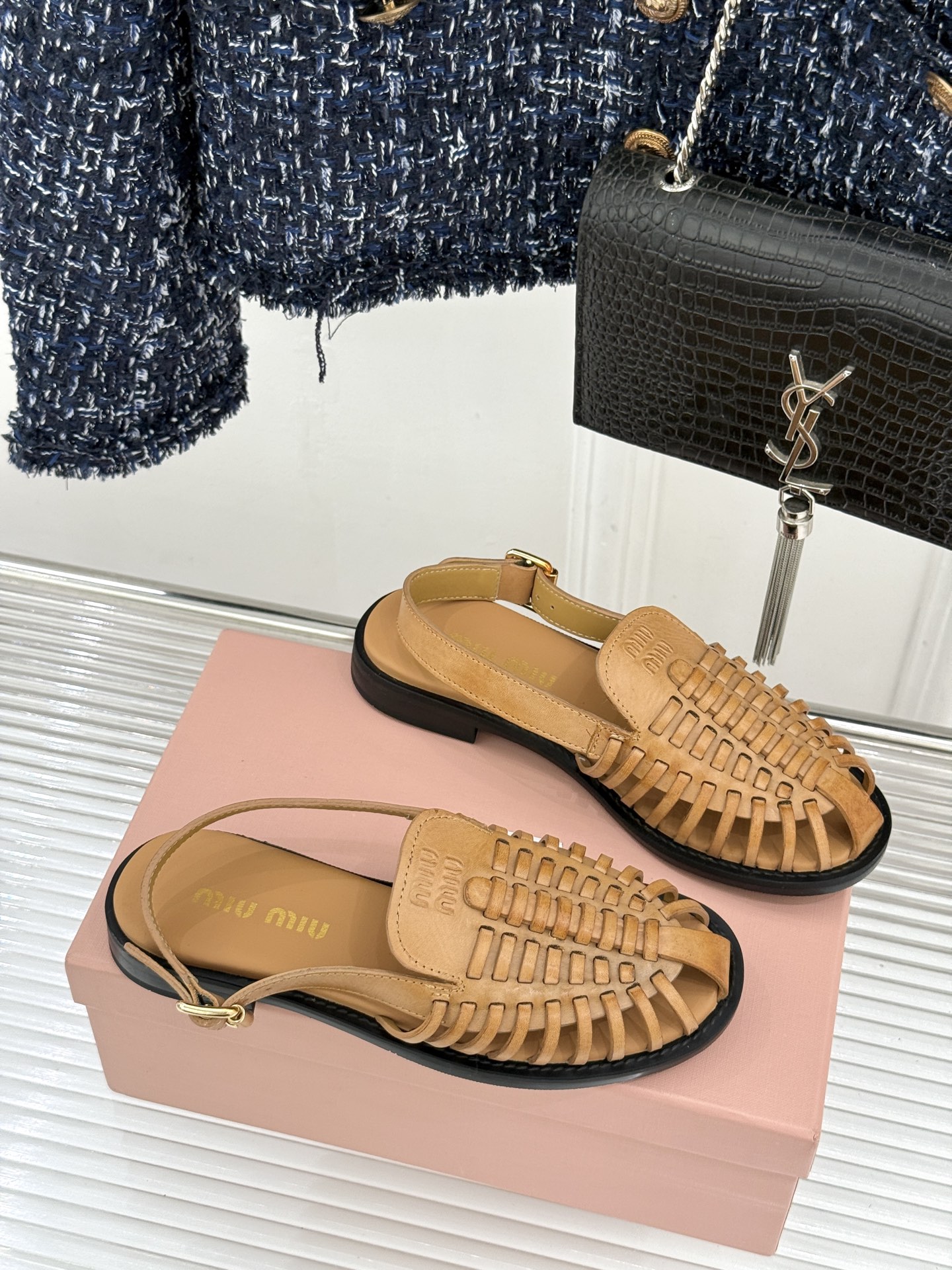 Miu Miu/缪缪26WF新品字母编织镂空罗马凉鞋以复古罗马凉鞋为基底注入标志性少女巧思。细腻编织带错