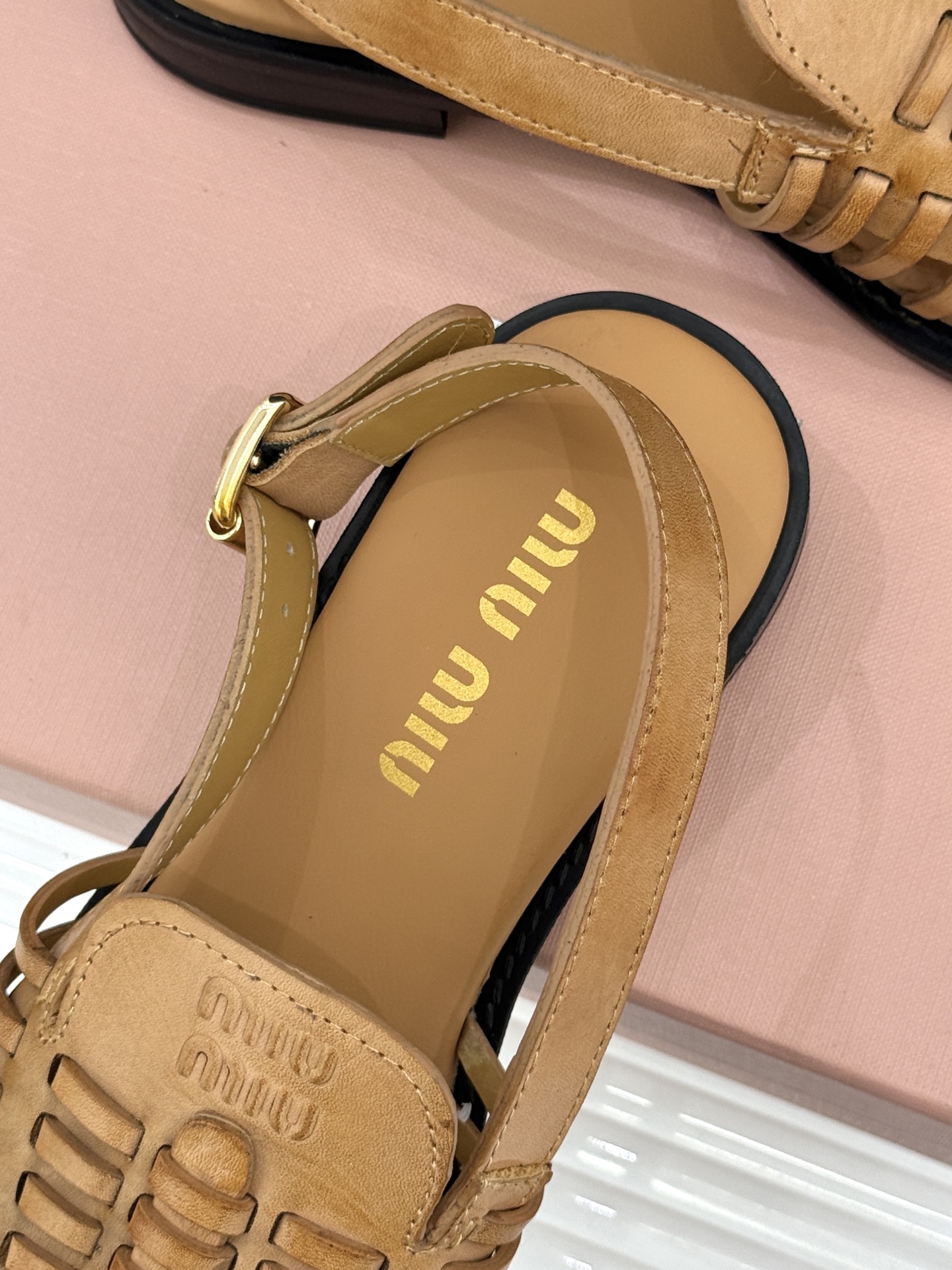 Miu Miu/缪缪26WF新品字母编织镂空罗马凉鞋以复古罗马凉鞋为基底注入标志性少女巧思。细腻编织带错