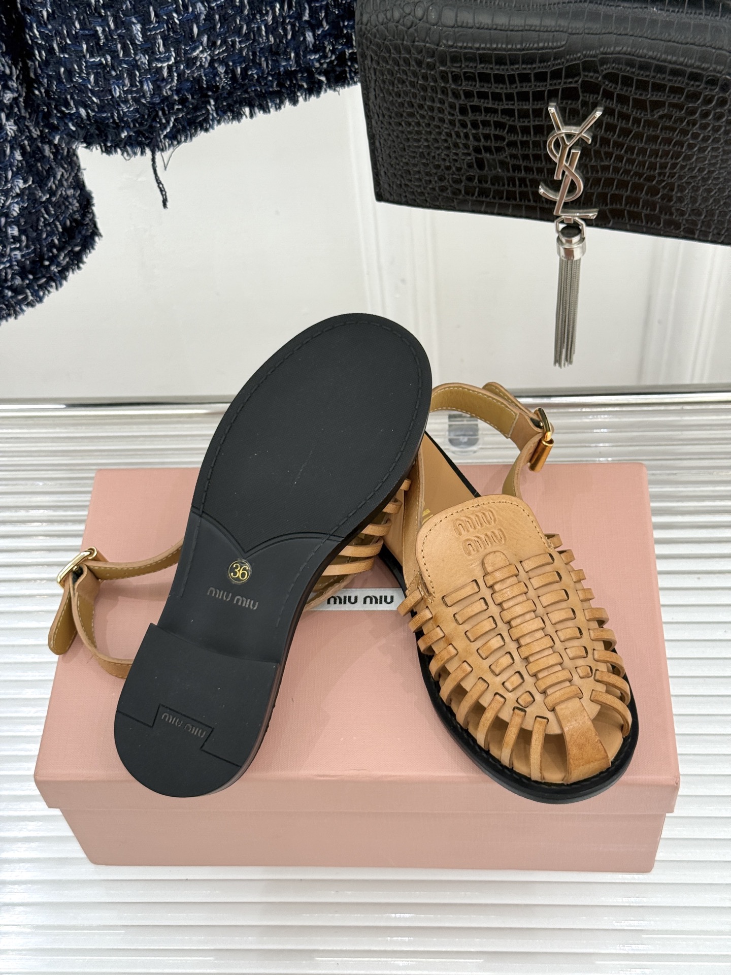 Miu Miu/缪缪26WF新品字母编织镂空罗马凉鞋以复古罗马凉鞋为基底注入标志性少女巧思。细腻编织带错