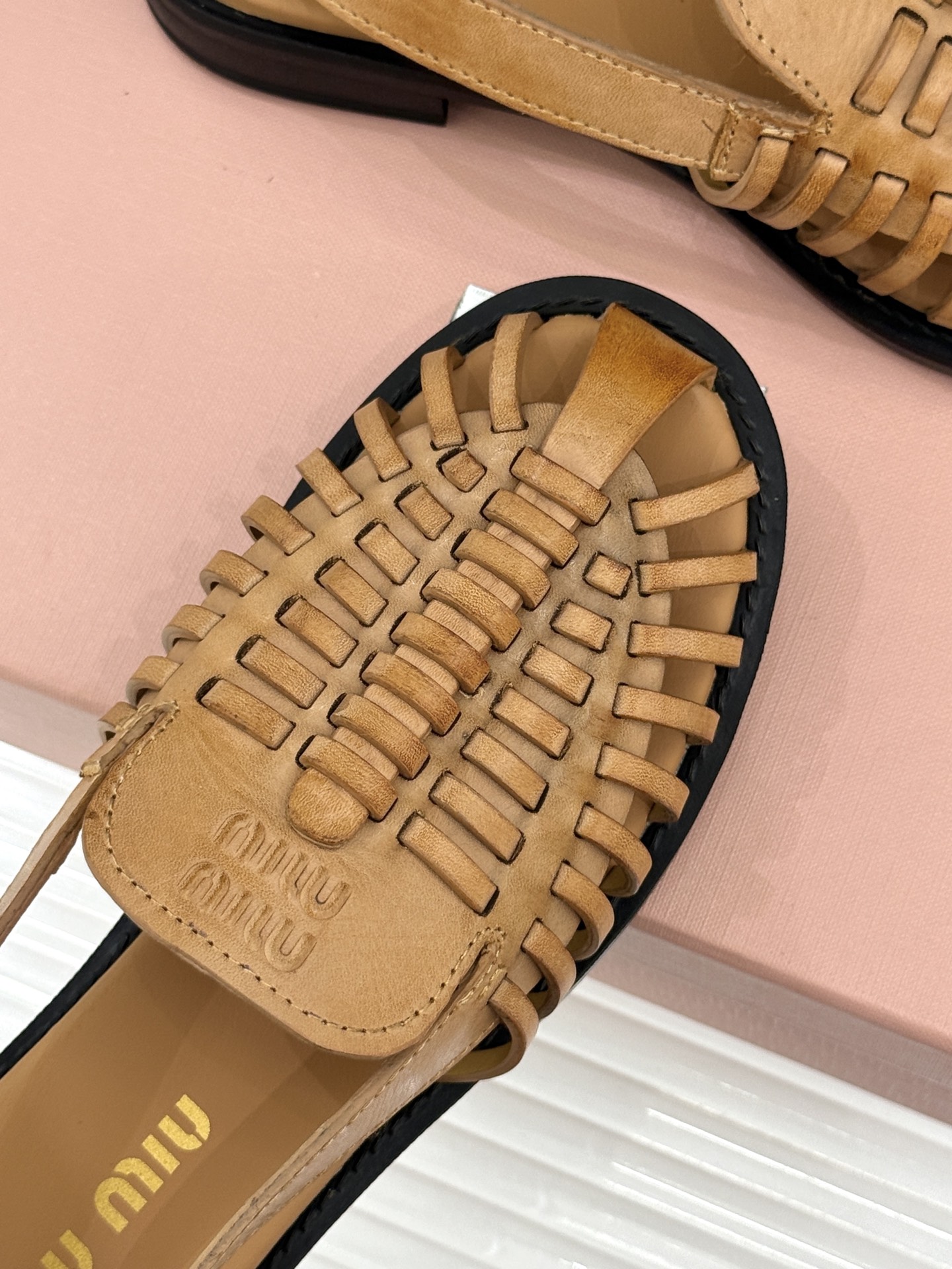 Miu Miu/缪缪26WF新品字母编织镂空罗马凉鞋以复古罗马凉鞋为基底注入标志性少女巧思。细腻编织带错