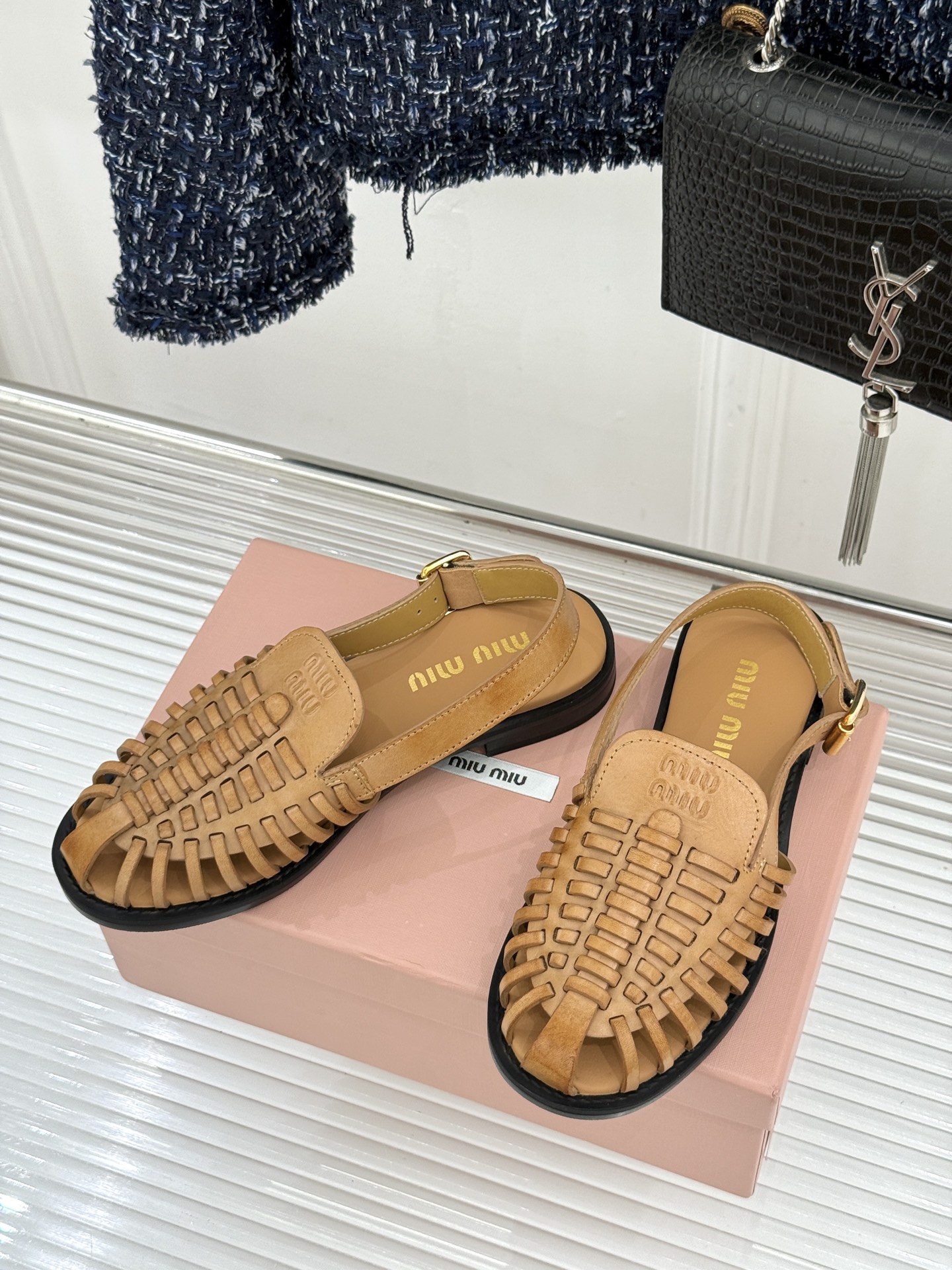 Miu Miu/缪缪26WF新品字母编织镂空罗马凉鞋以复古罗马凉鞋为基底注入标志性少女巧思。细腻编织带错