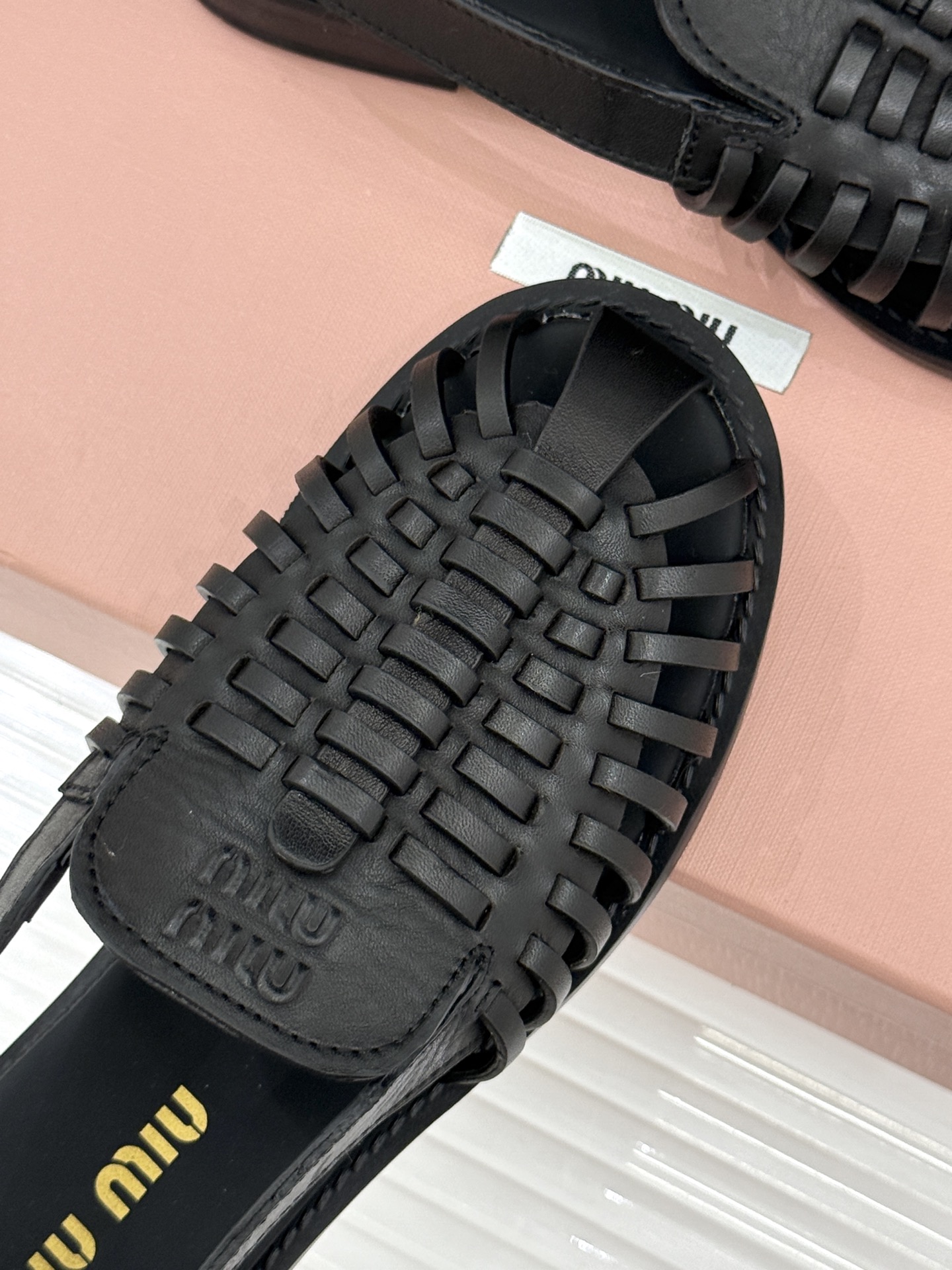 Miu Miu/缪缪26WF新品字母编织镂空罗马凉鞋以复古罗马凉鞋为基底注入标志性少女巧思。细腻编织带错