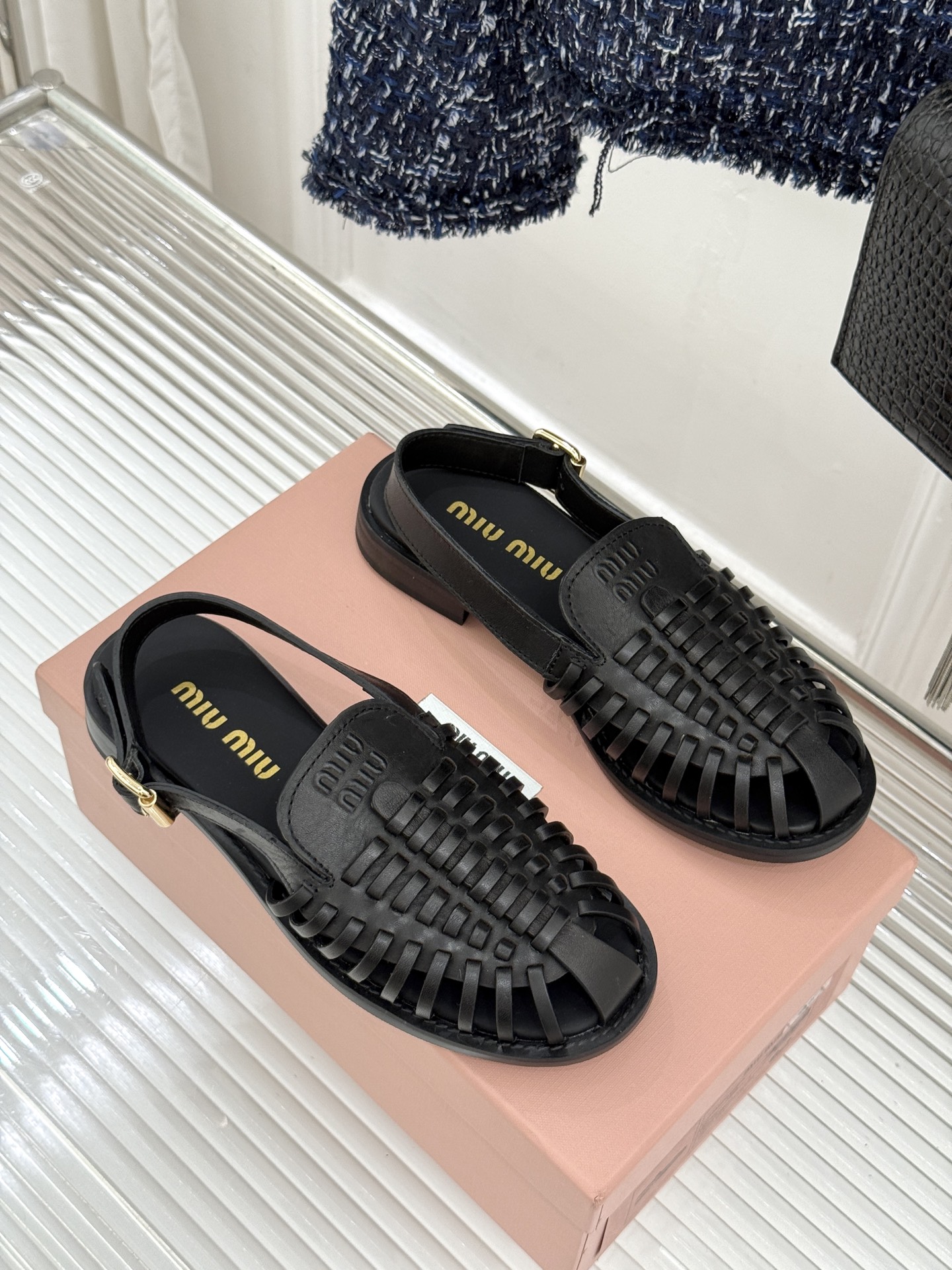 Miu Miu/缪缪26WF新品字母编织镂空罗马凉鞋以复古罗马凉鞋为基底注入标志性少女巧思。细腻编织带错