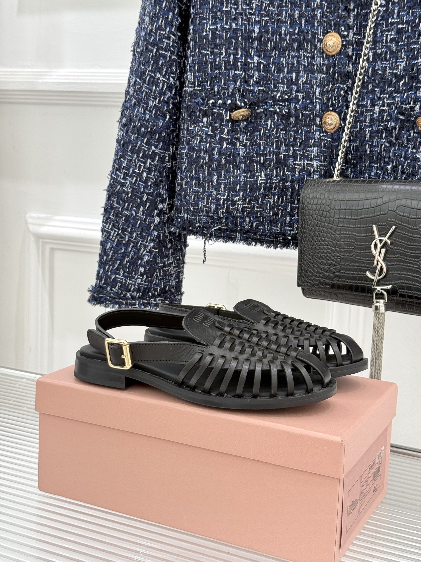 Miu Miu/缪缪26WF新品字母编织镂空罗马凉鞋以复古罗马凉鞋为基底注入标志性少女巧思。细腻编织带错