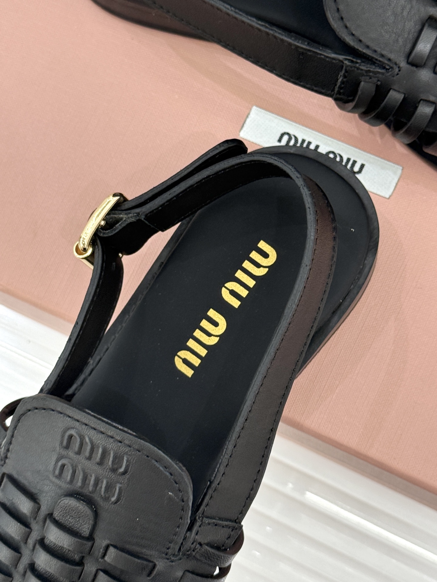 Miu Miu/缪缪26WF新品字母编织镂空罗马凉鞋以复古罗马凉鞋为基底注入标志性少女巧思。细腻编织带错