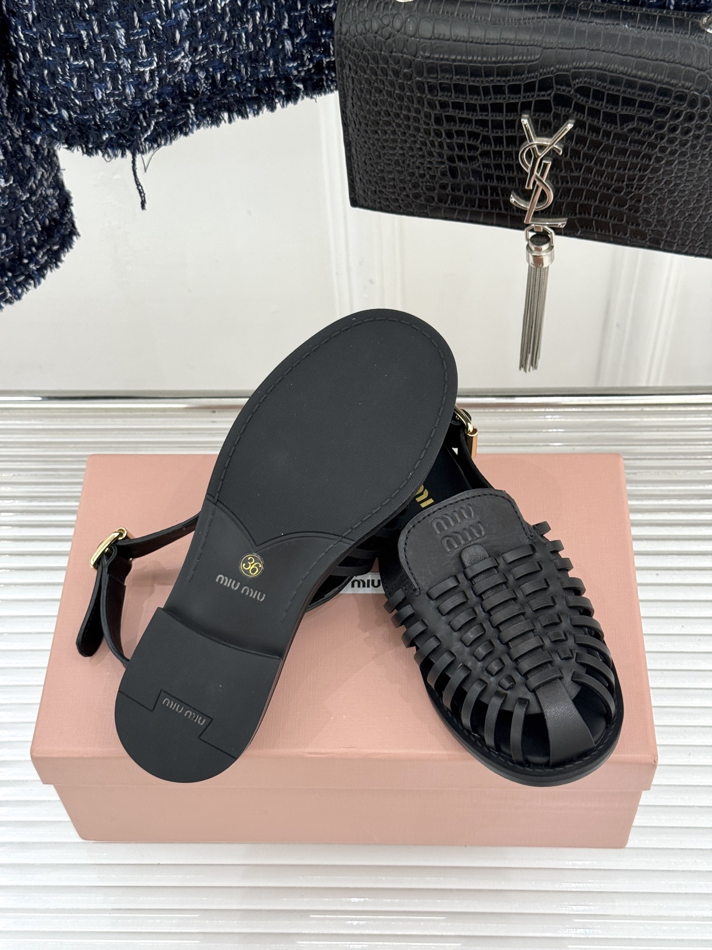 Miu Miu/缪缪26WF新品字母编织镂空罗马凉鞋以复古罗马凉鞋为基底注入标志性少女巧思。细腻编织带错