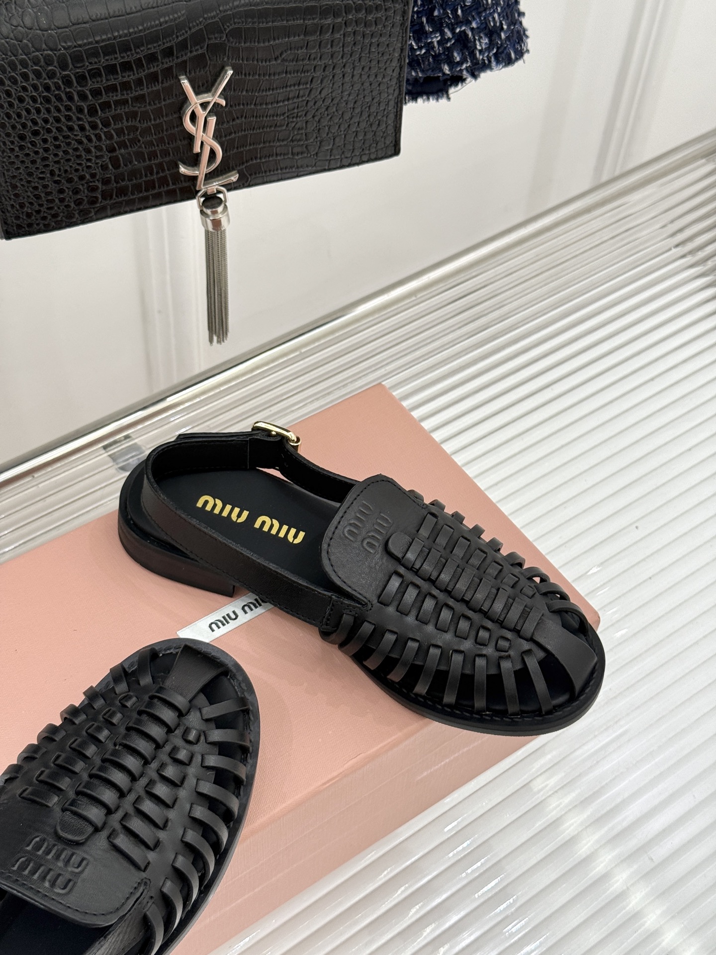 Miu Miu/缪缪26WF新品字母编织镂空罗马凉鞋以复古罗马凉鞋为基底注入标志性少女巧思。细腻编织带错