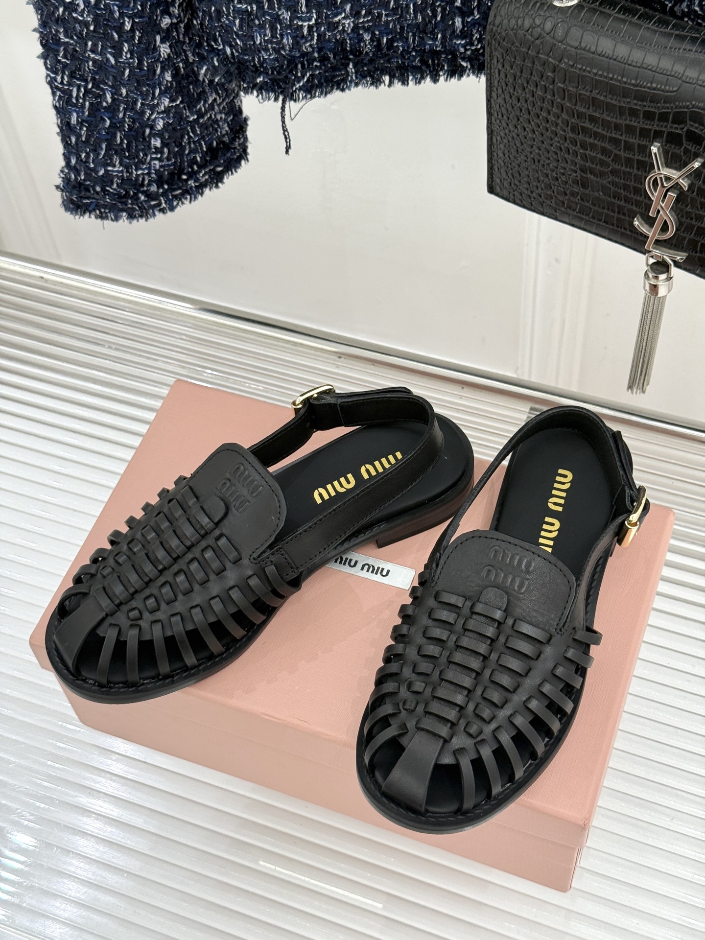 Miu Miu/缪缪26WF新品字母编织镂空罗马凉鞋以复古罗马凉鞋为基底注入标志性少女巧思。细腻编织带错