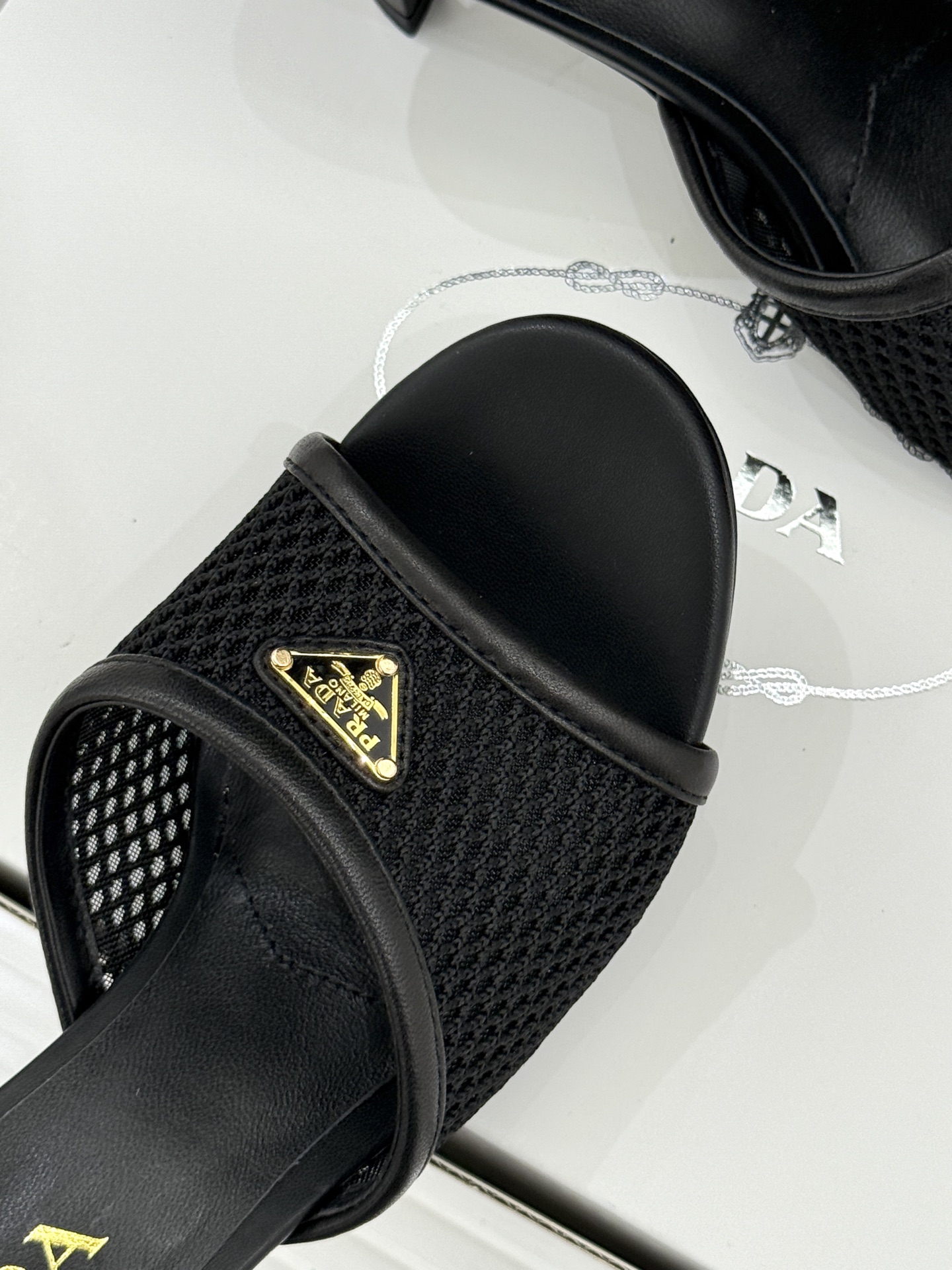 （原版飞机盒＋10）Prada/普拉达26WF春夏新品三角标网面高跟拖鞋以轻盈网面重塑高跟拖鞋的现代轮廓