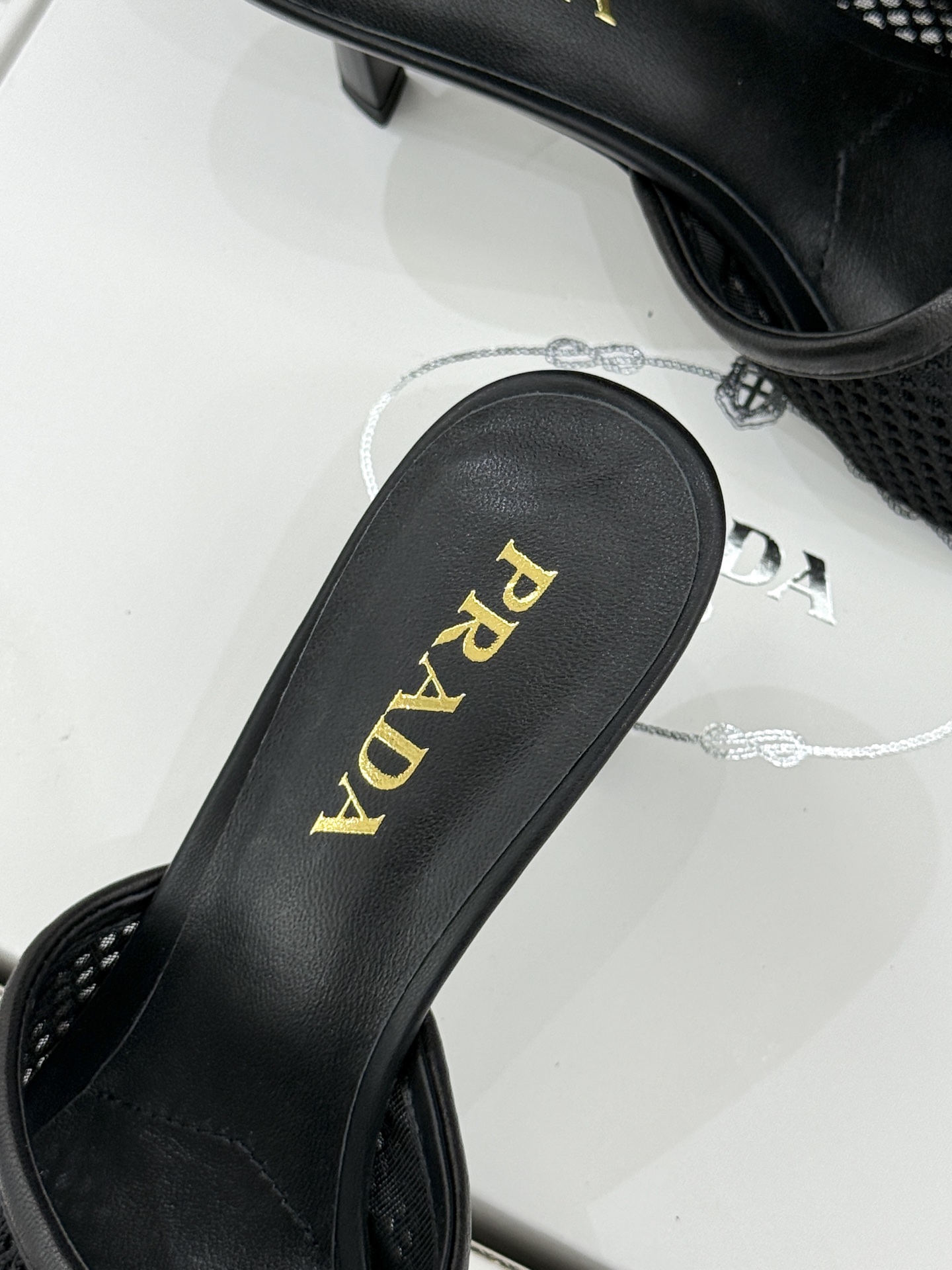 （原版飞机盒＋10）Prada/普拉达26WF春夏新品三角标网面高跟拖鞋以轻盈网面重塑高跟拖鞋的现代轮廓