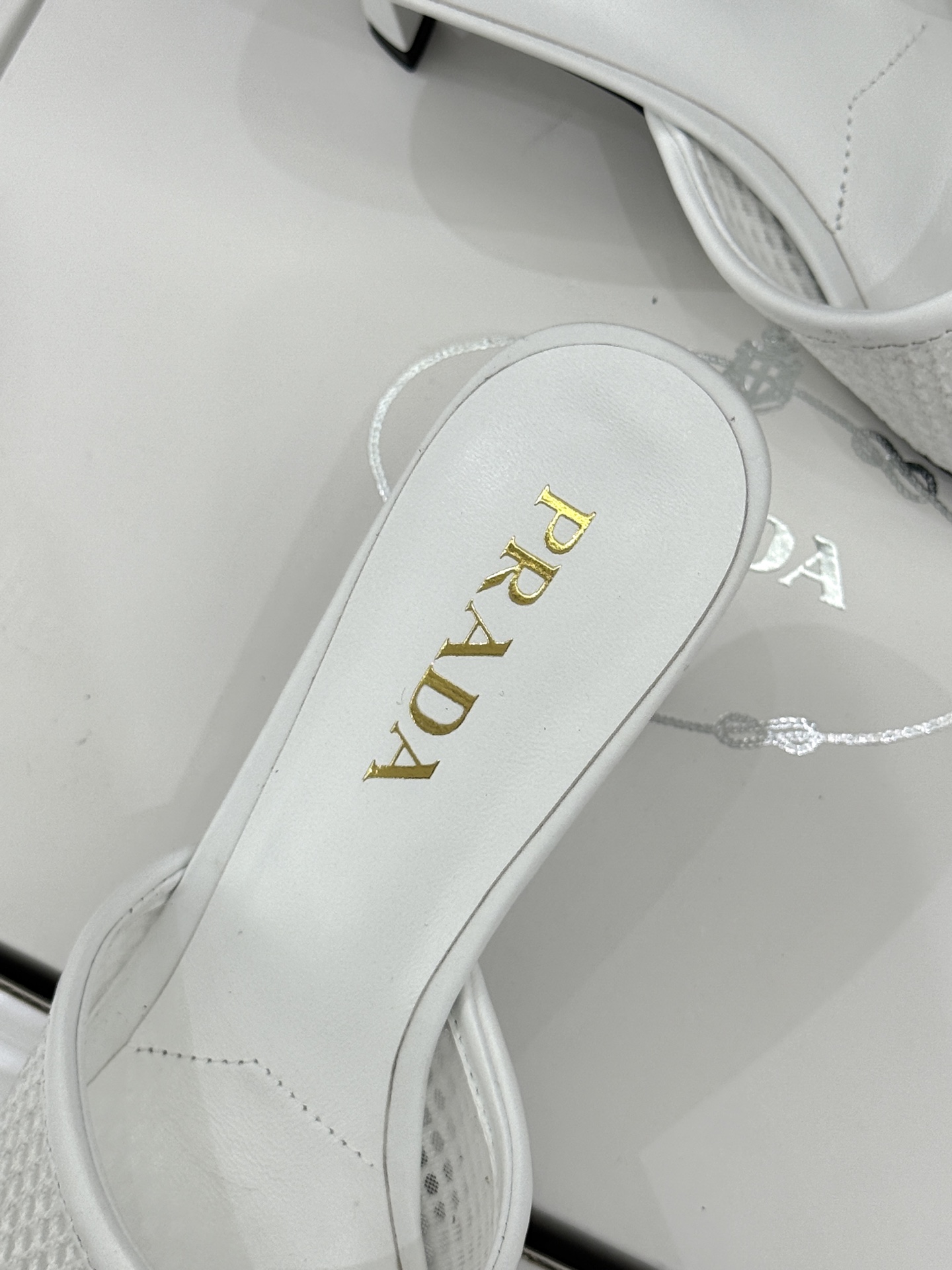 （原版飞机盒＋10）Prada/普拉达26WF春夏新品三角标网面高跟拖鞋以轻盈网面重塑高跟拖鞋的现代轮廓