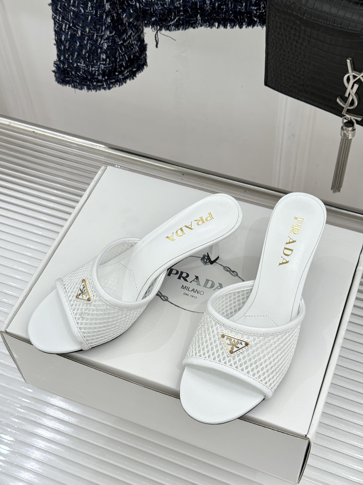 （原版飞机盒＋10）Prada/普拉达26WF春夏新品三角标网面高跟拖鞋以轻盈网面重塑高跟拖鞋的现代轮廓