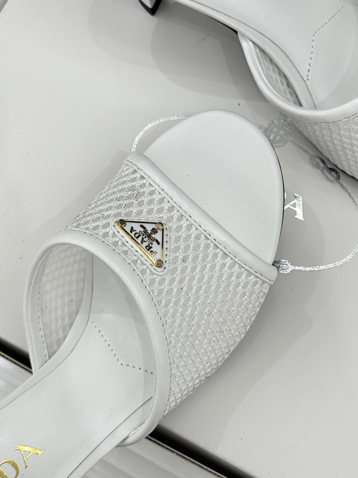 （原版飞机盒＋10）Prada/普拉达26WF春夏新品三角标网面高跟拖鞋以轻盈网面重塑高跟拖鞋的现代轮廓